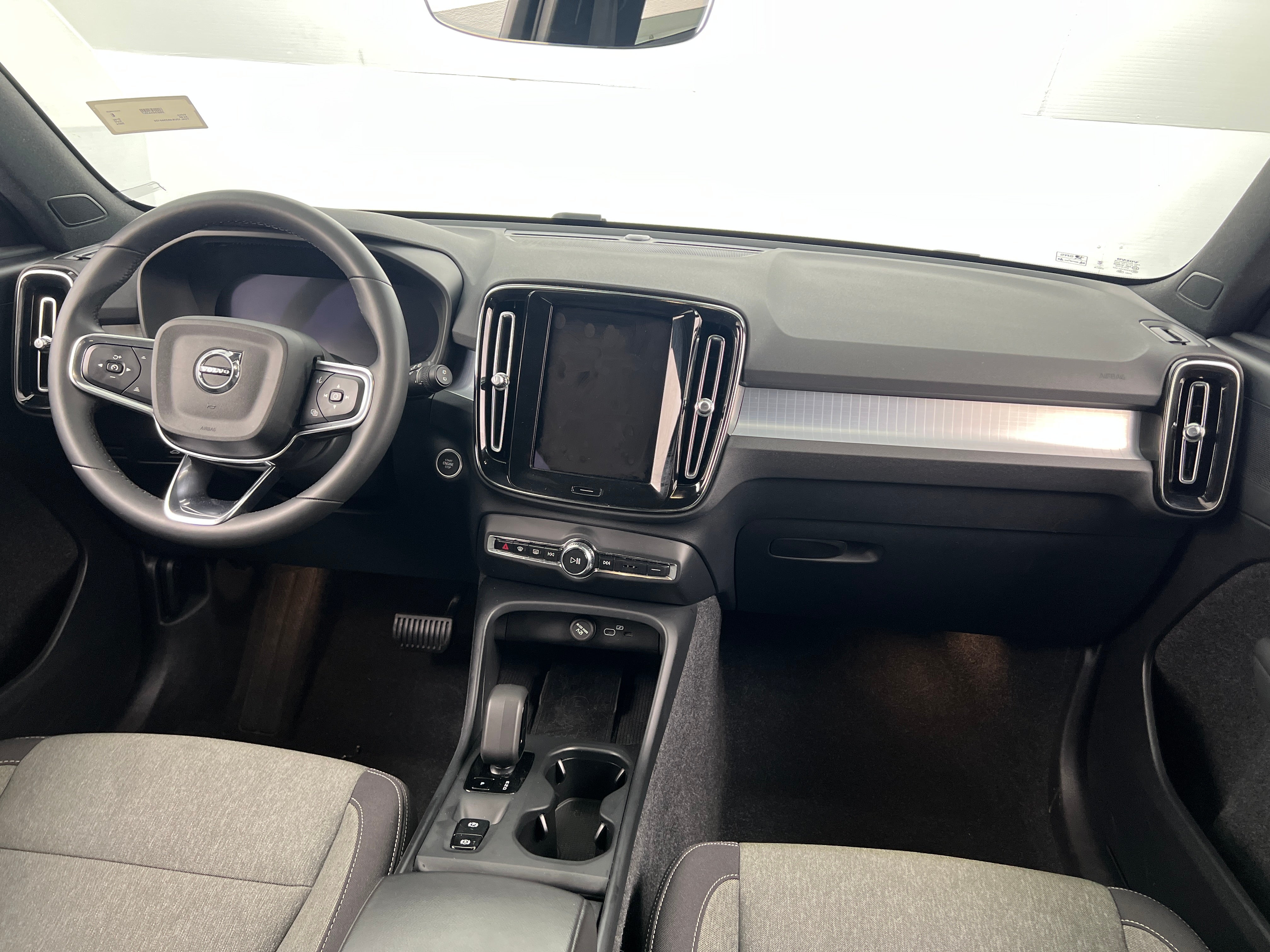 2024 Volvo XC40 B5 Core 3