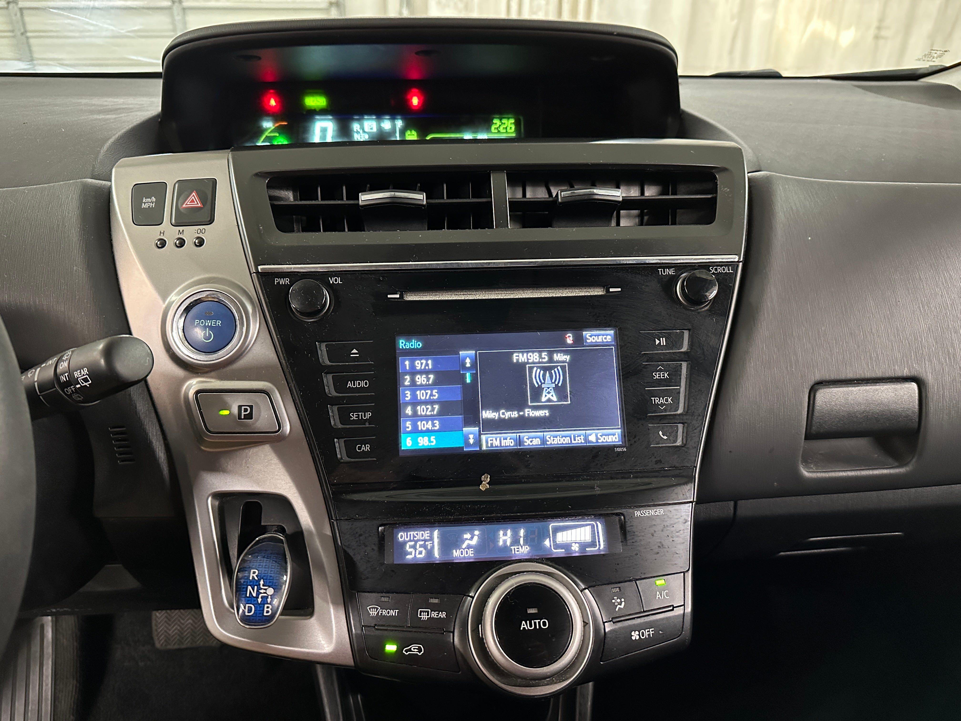 2015 Toyota Prius v Two 4