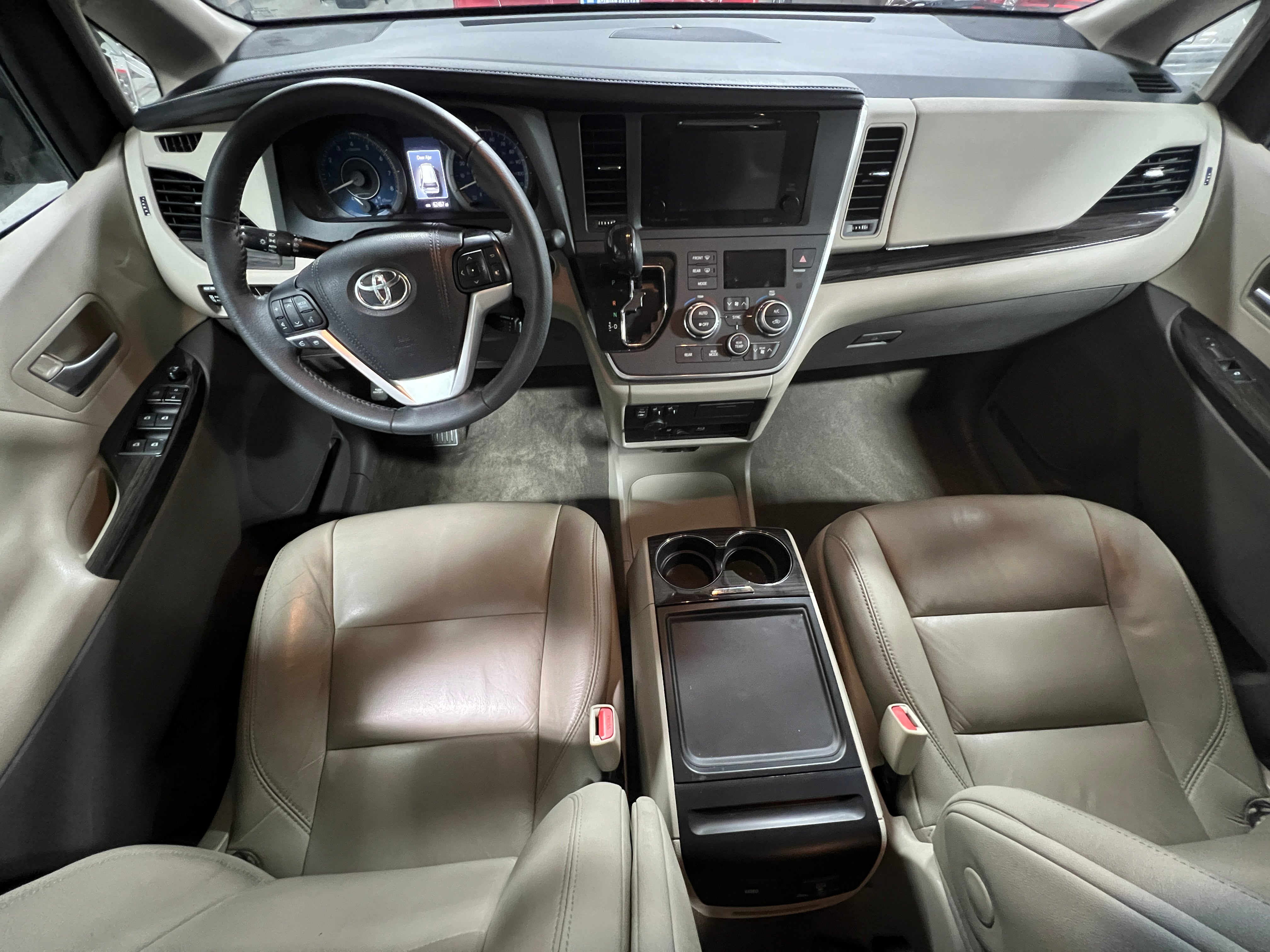 2017 Toyota Sienna XLE Premium 2