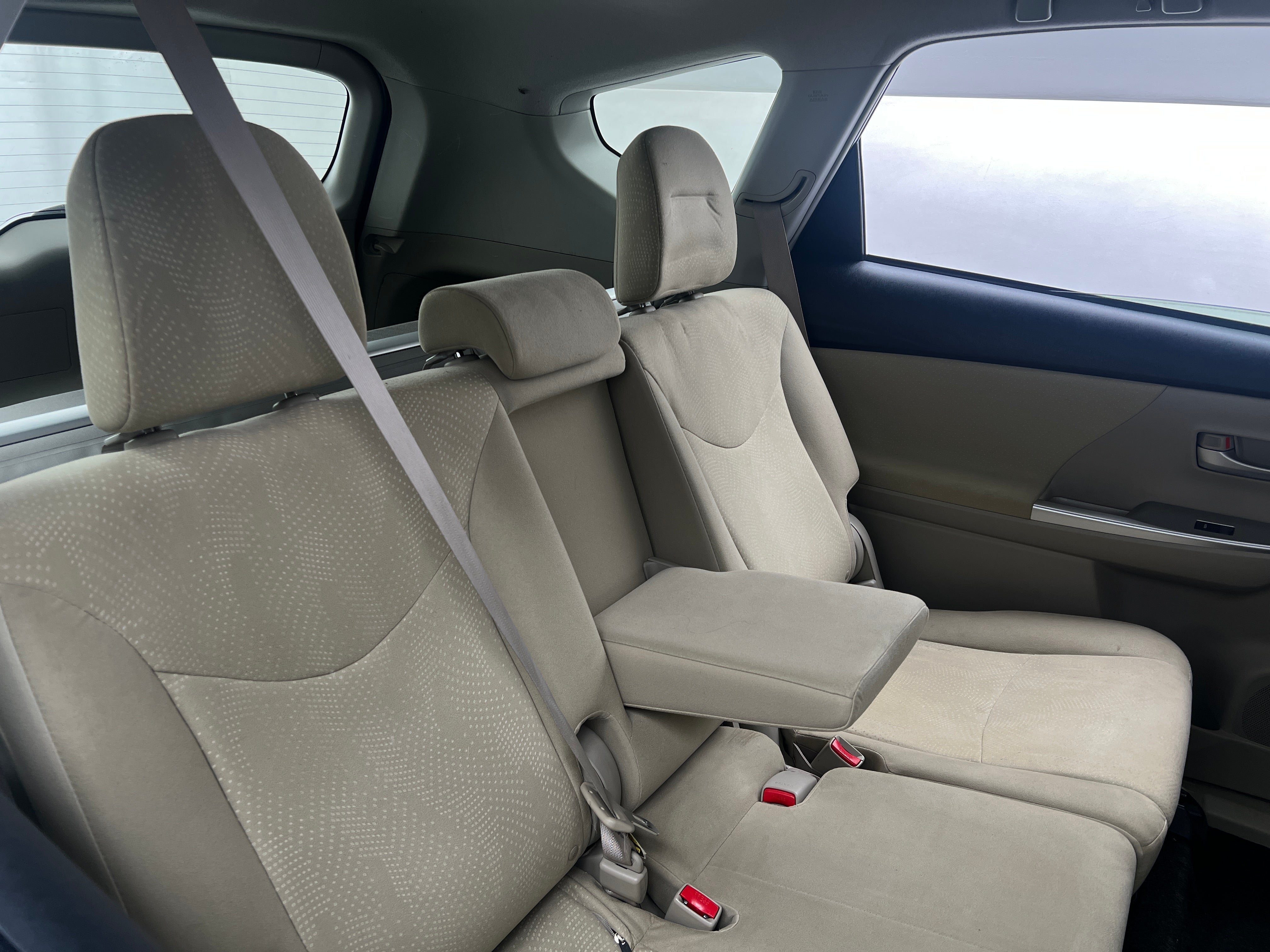 2013 Toyota Prius v Two 6