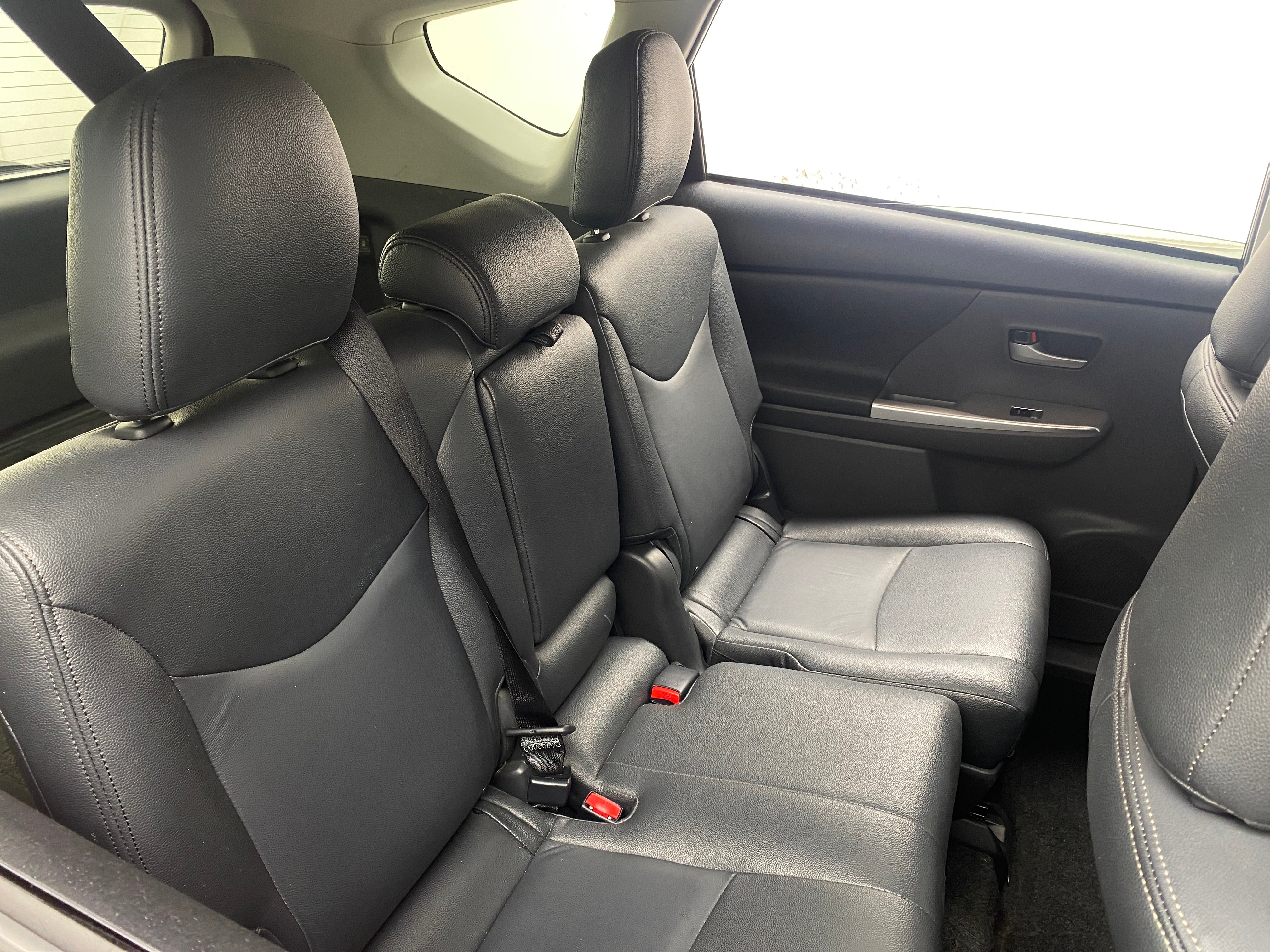 2014 Toyota Prius v Three 6