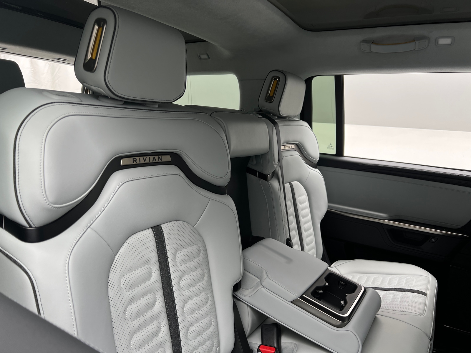 Thumbnail: 2025 Rivian R1S - 5