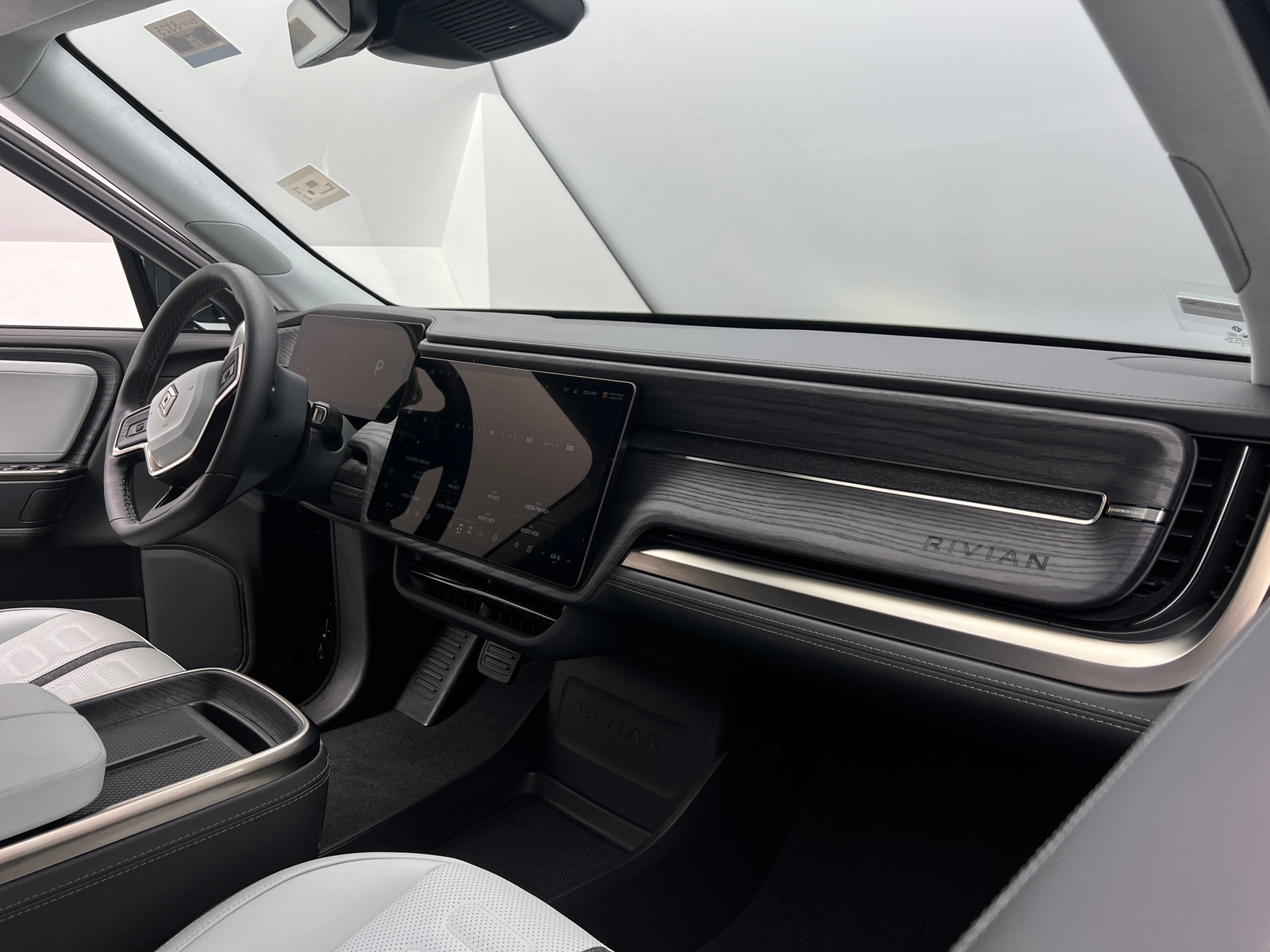 Thumbnail: 2025 Rivian R1S - 2