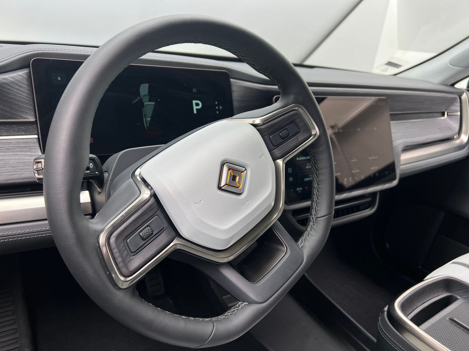 Thumbnail: 2025 Rivian R1S - 4