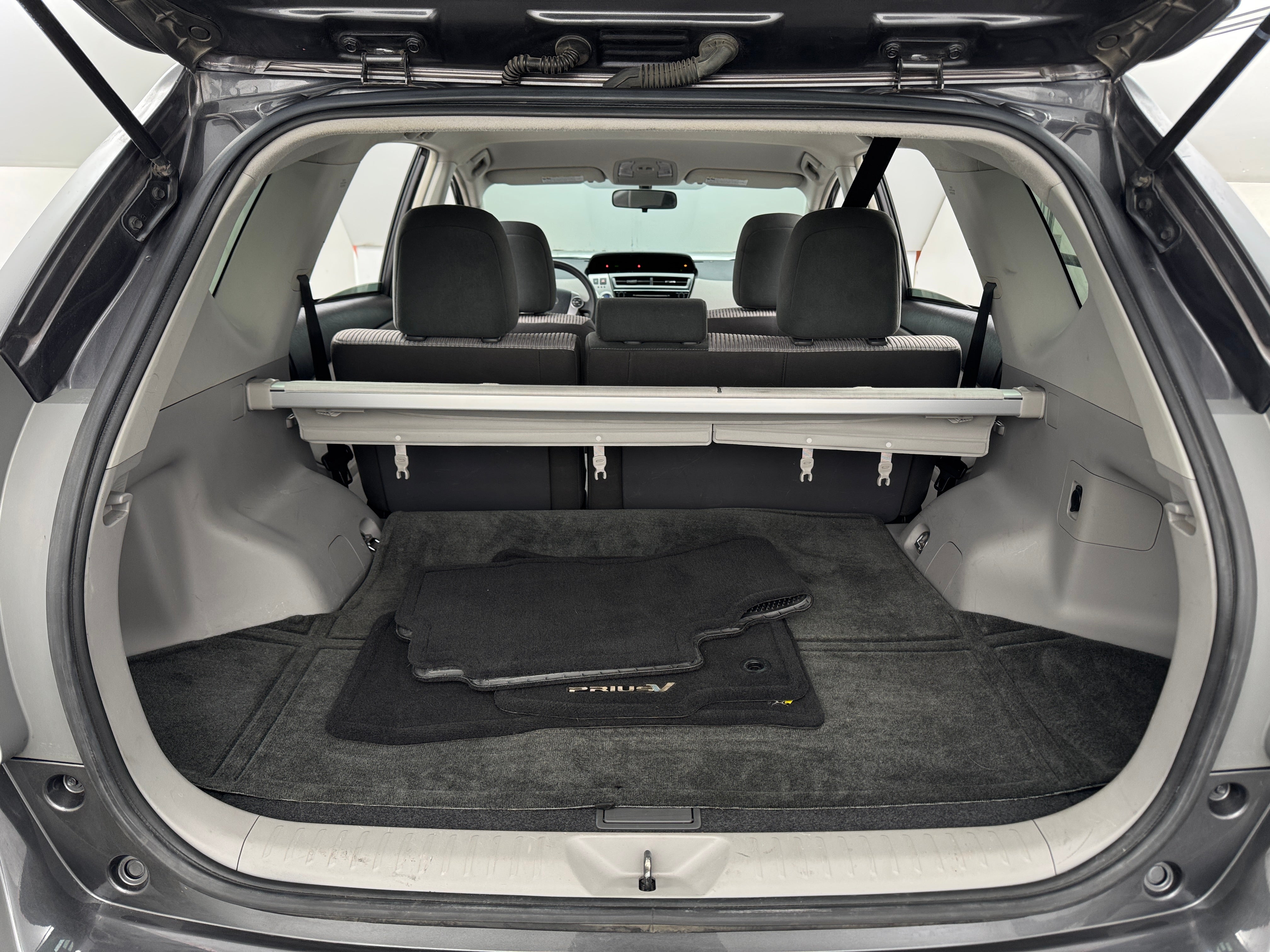 2016 Toyota Prius v Five 7