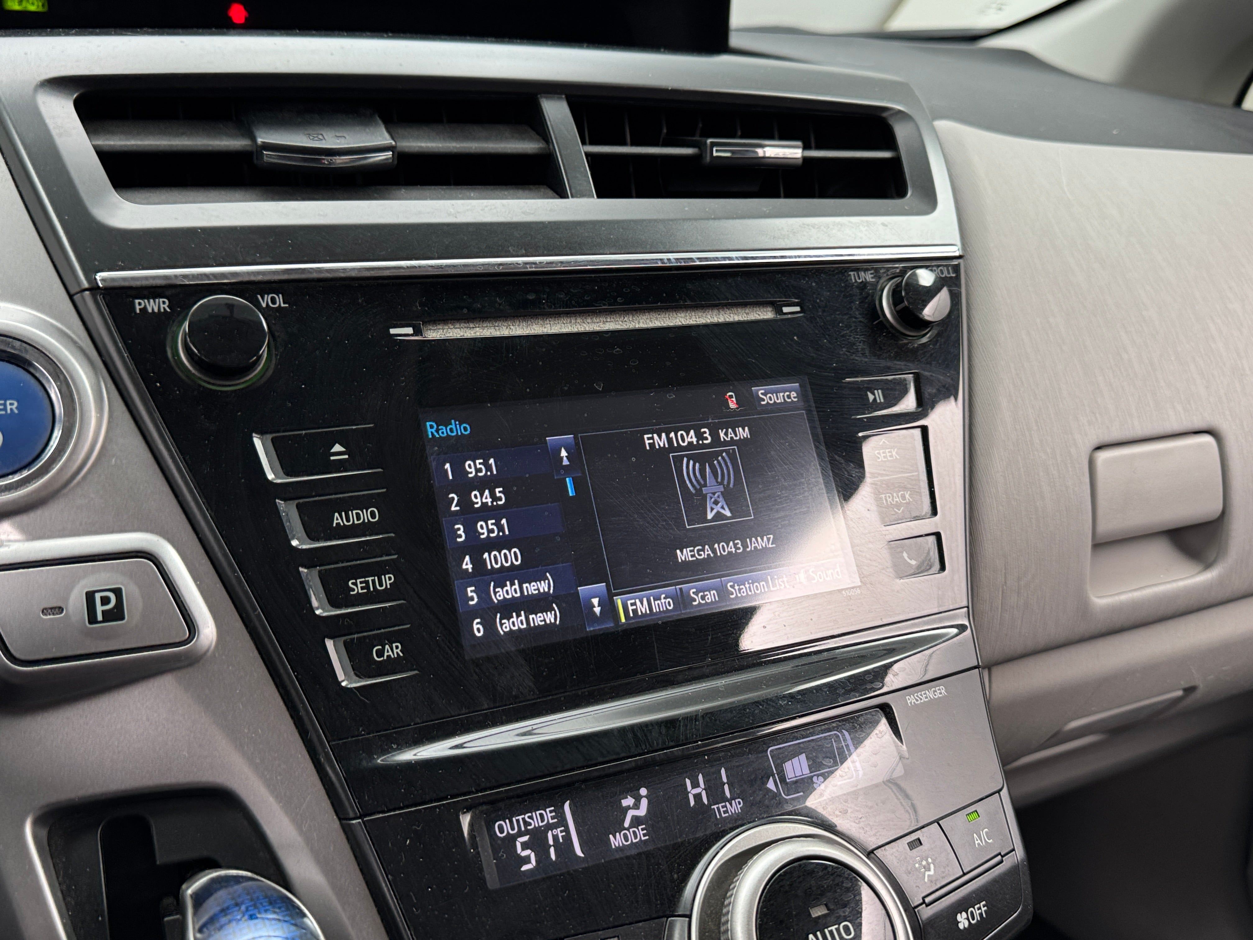 2016 Toyota Prius v Five 4