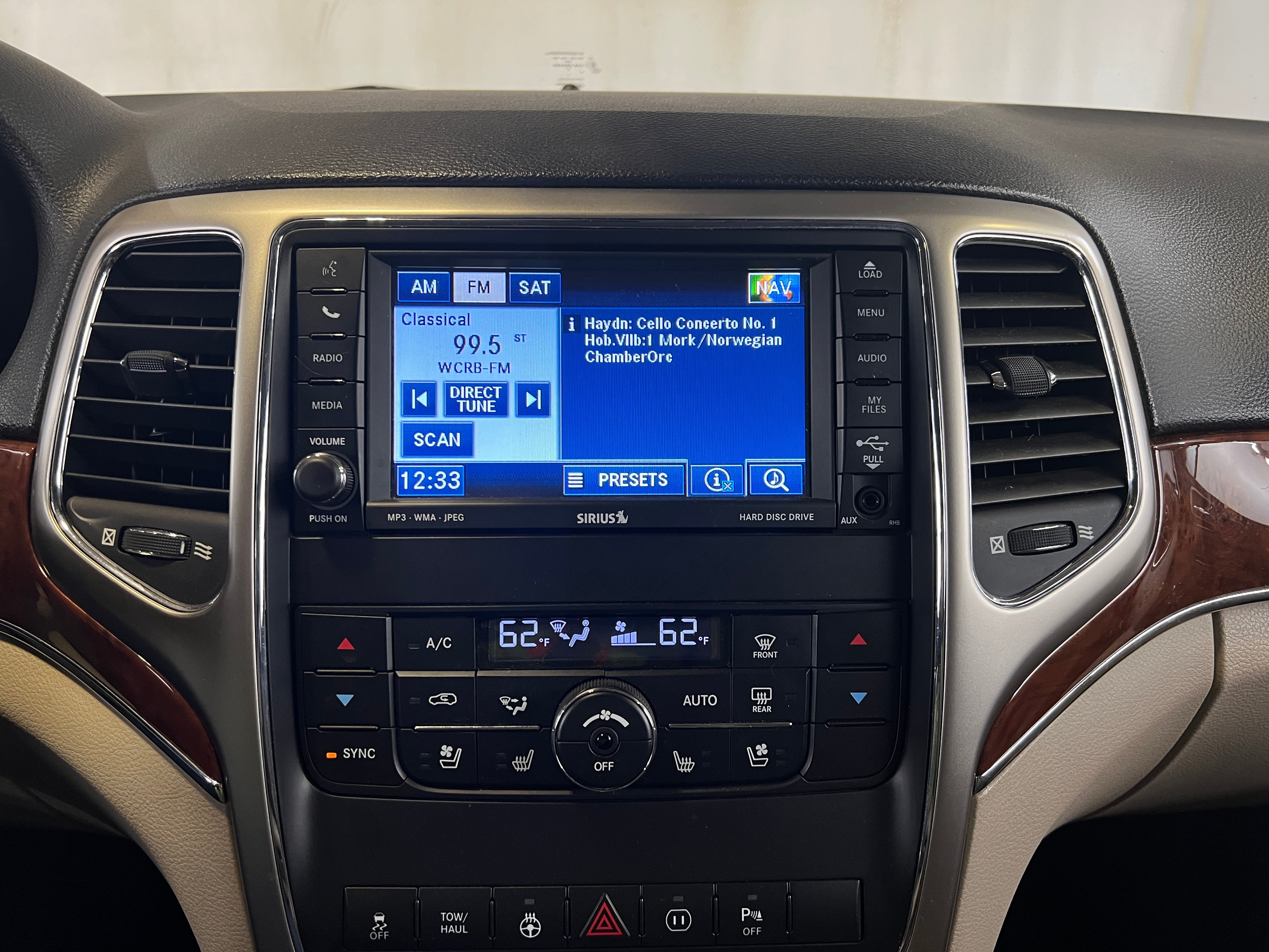 2011 Jeep Grand Cherokee Limited Edition 3