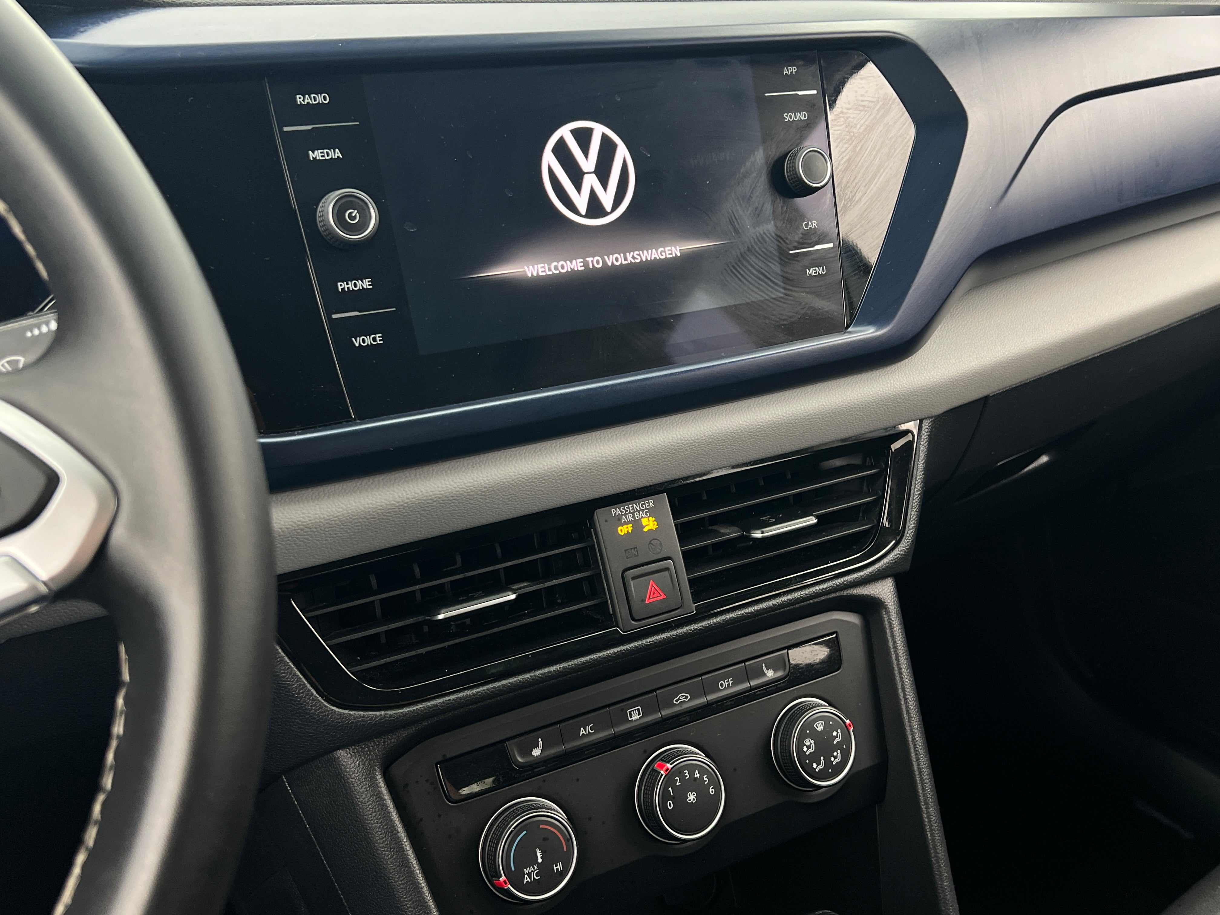 2022 Volkswagen Taos SE 4