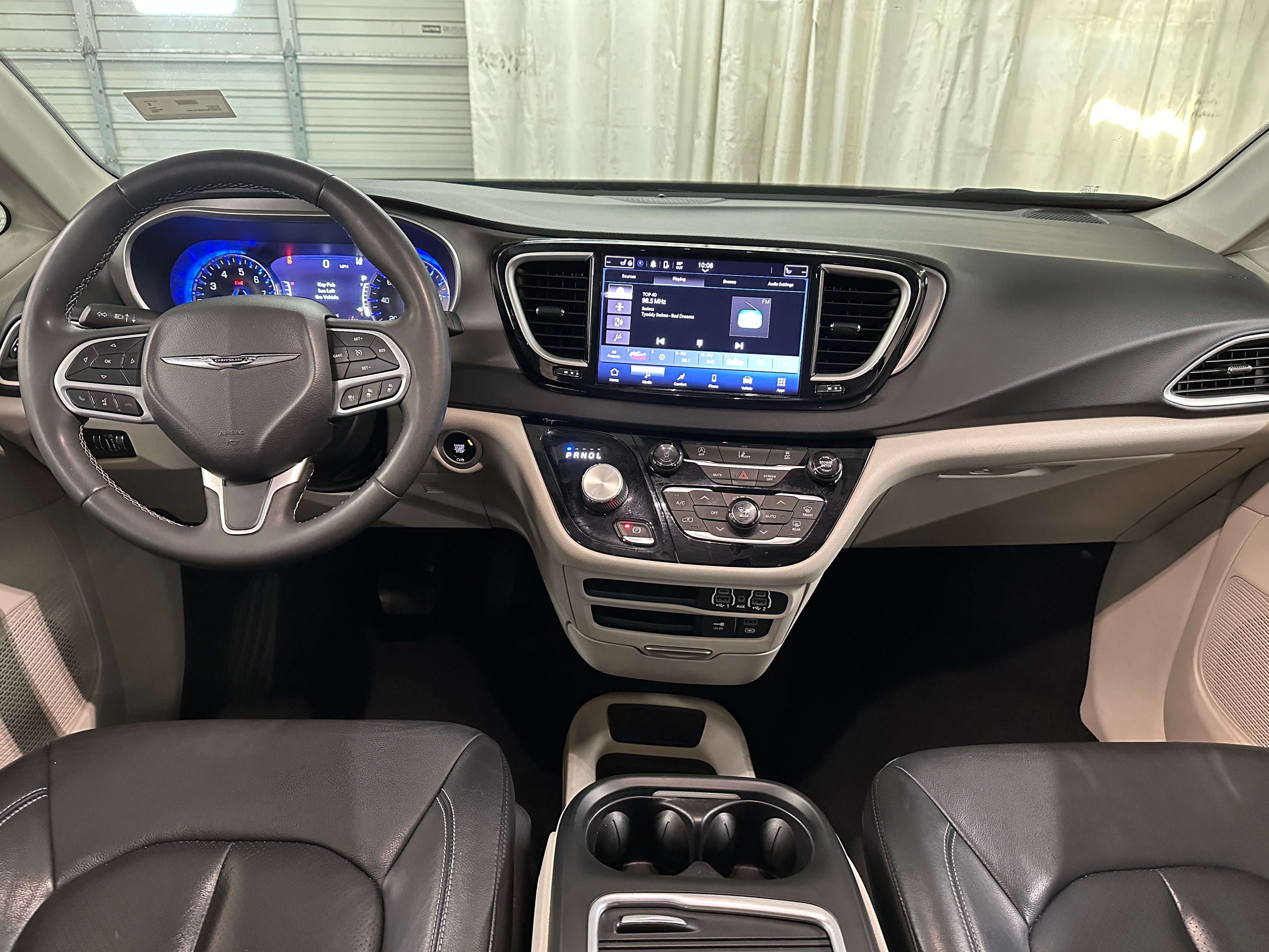 2022 Chrysler Pacifica Touring L 2