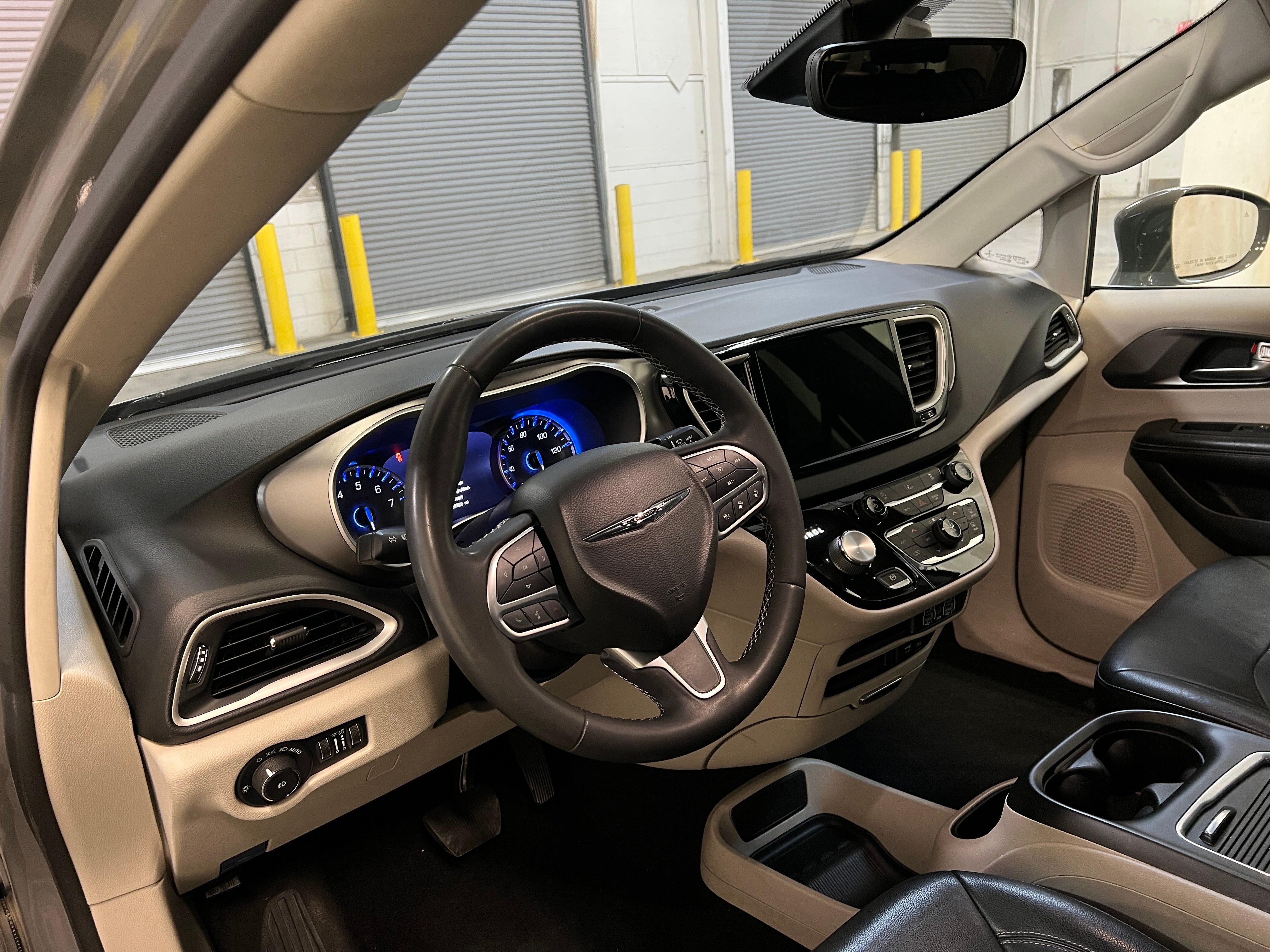 2022 Chrysler Pacifica Touring L 2