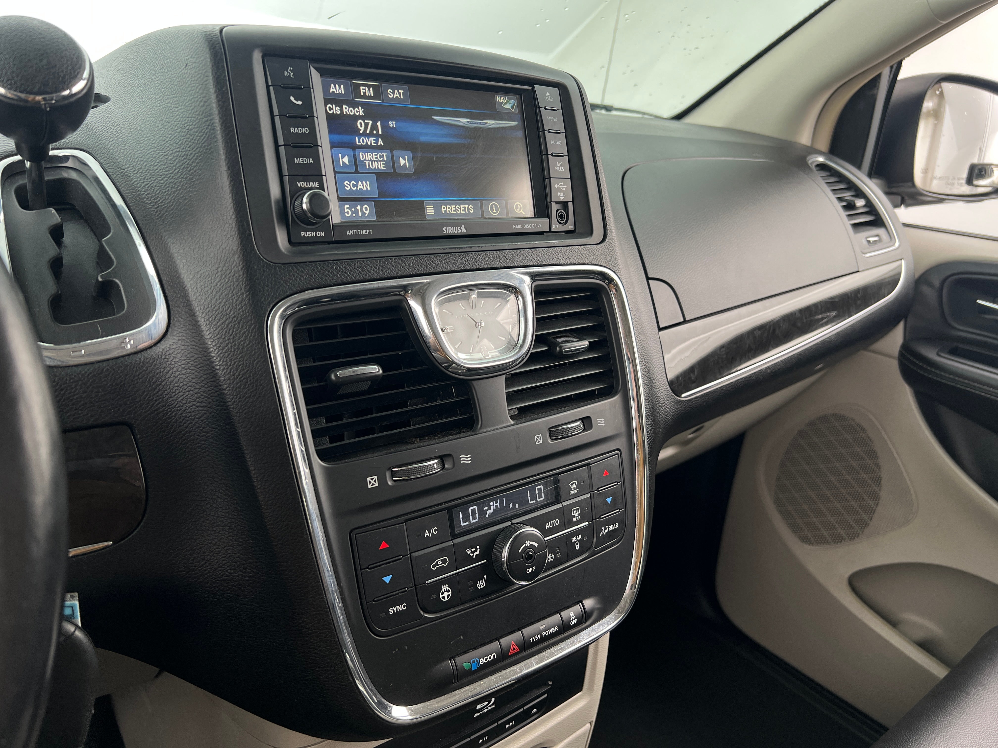 2014 Chrysler Town & Country Touring 3