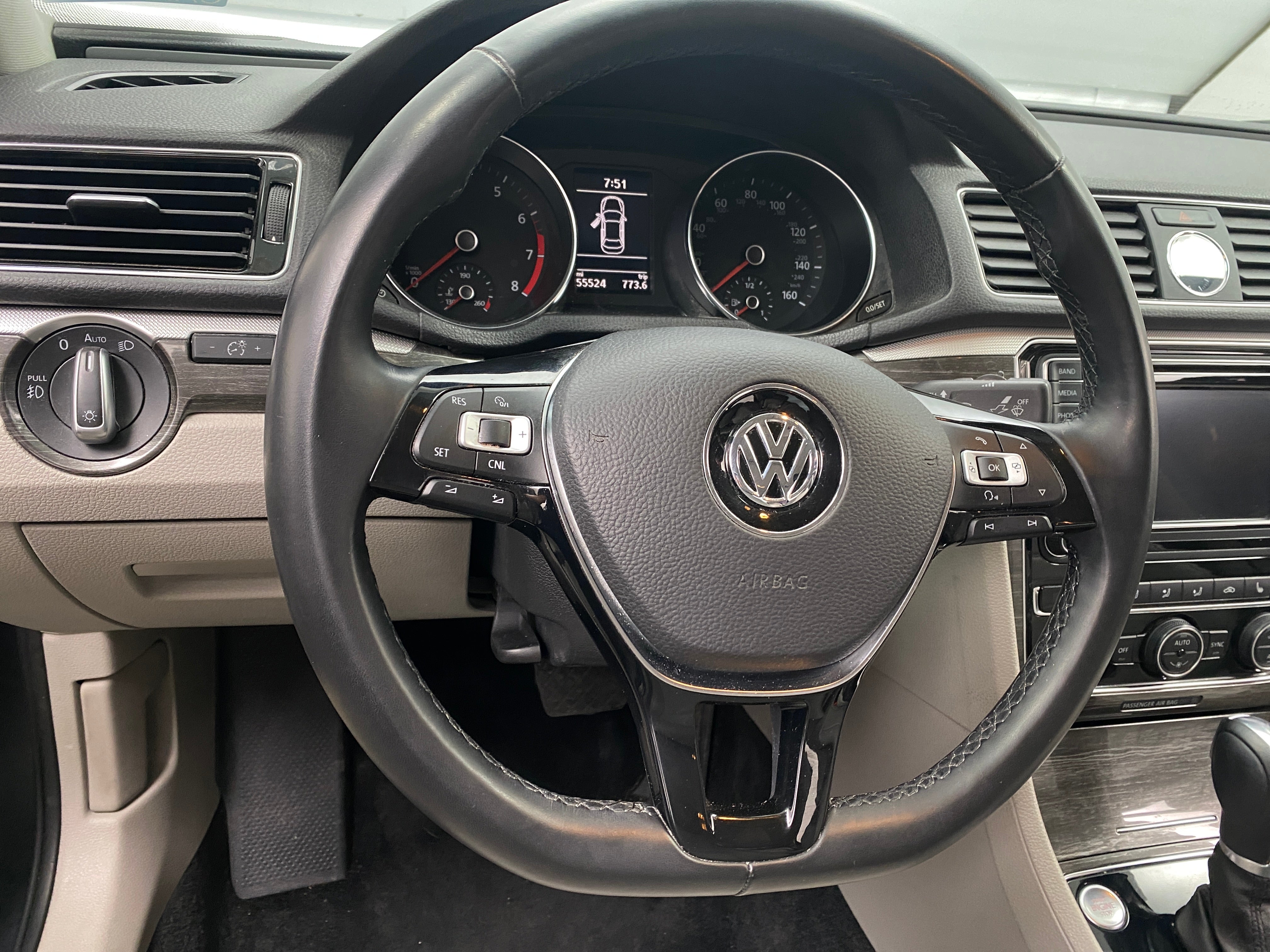 2017 Volkswagen Passat SE 4