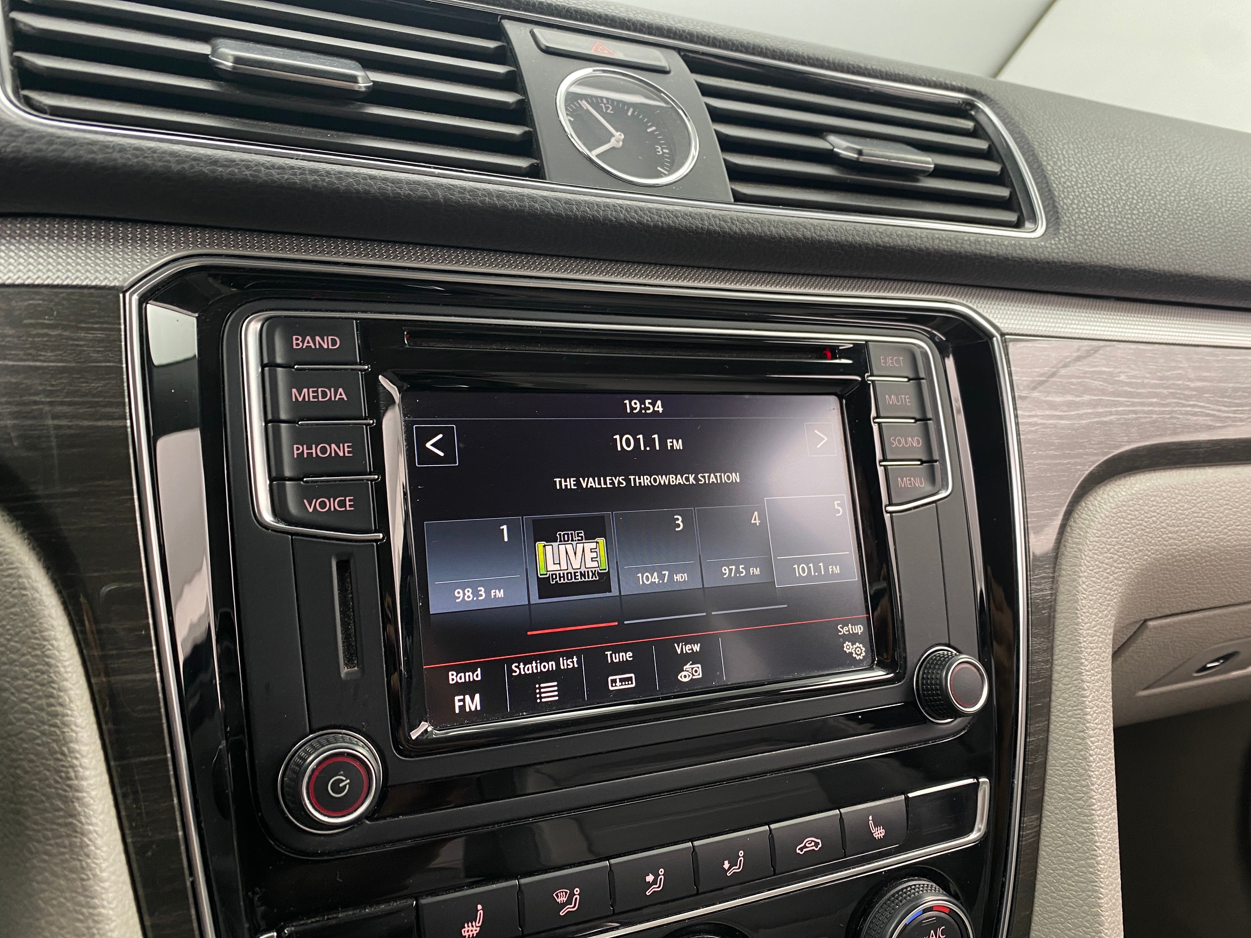 2017 Volkswagen Passat SE 3