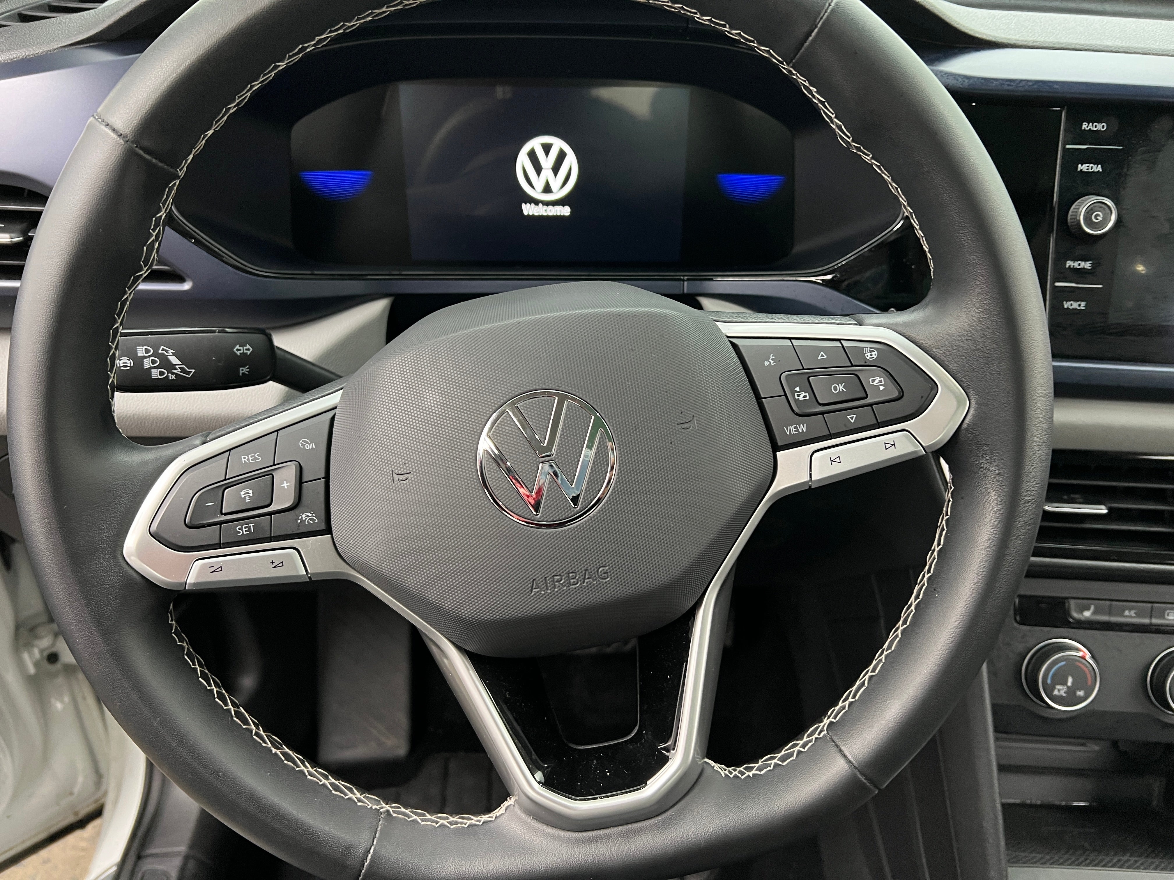 2022 Volkswagen Taos SE 4