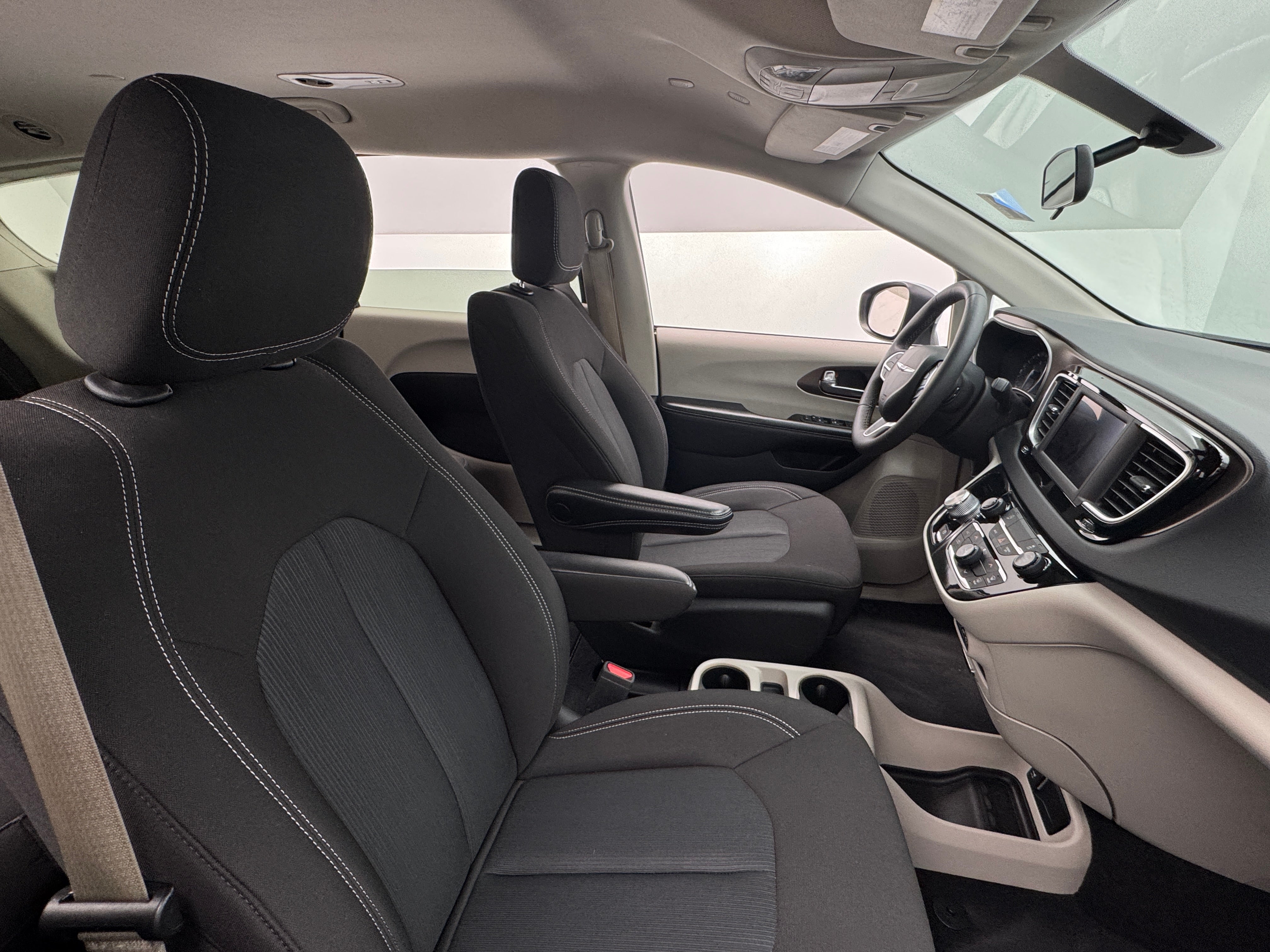 2022 Chrysler Voyager LX 2