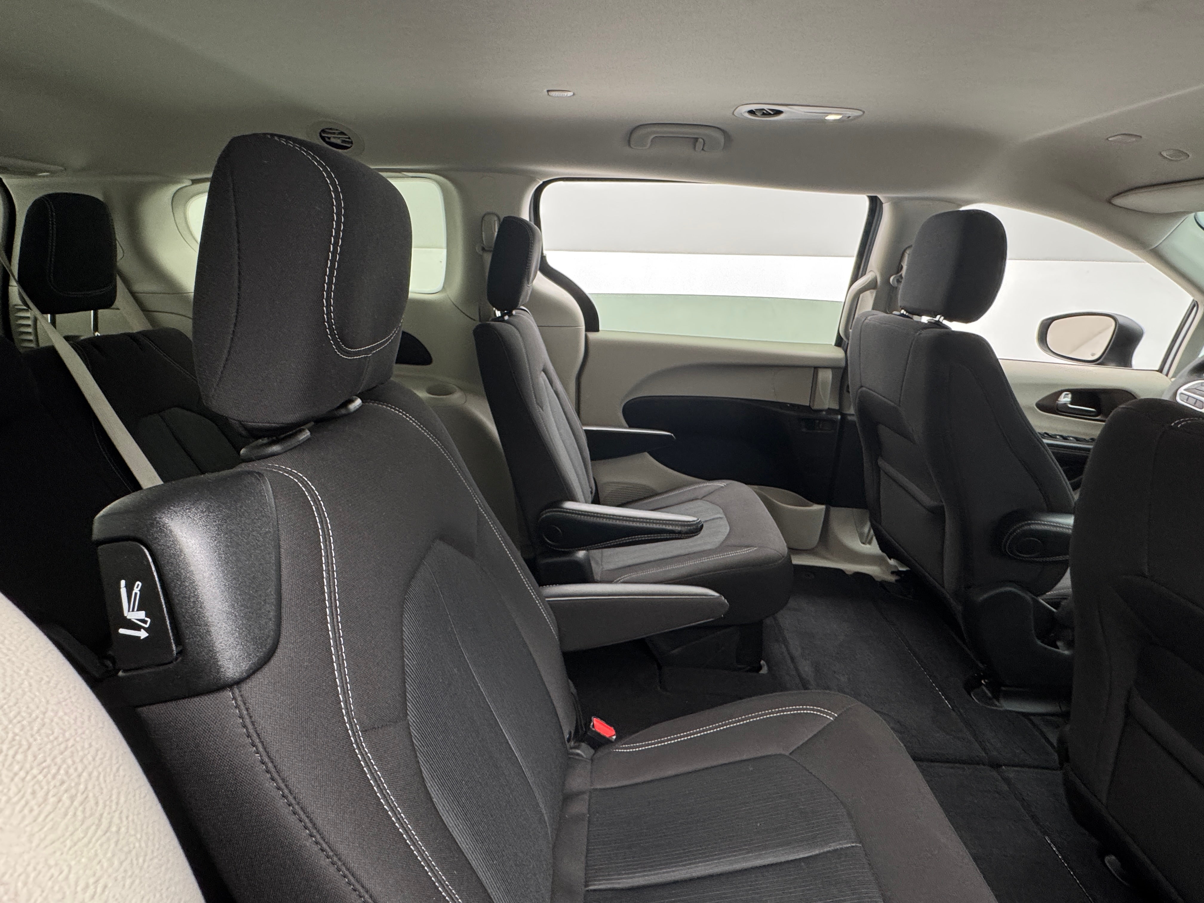 2022 Chrysler Voyager LX 6