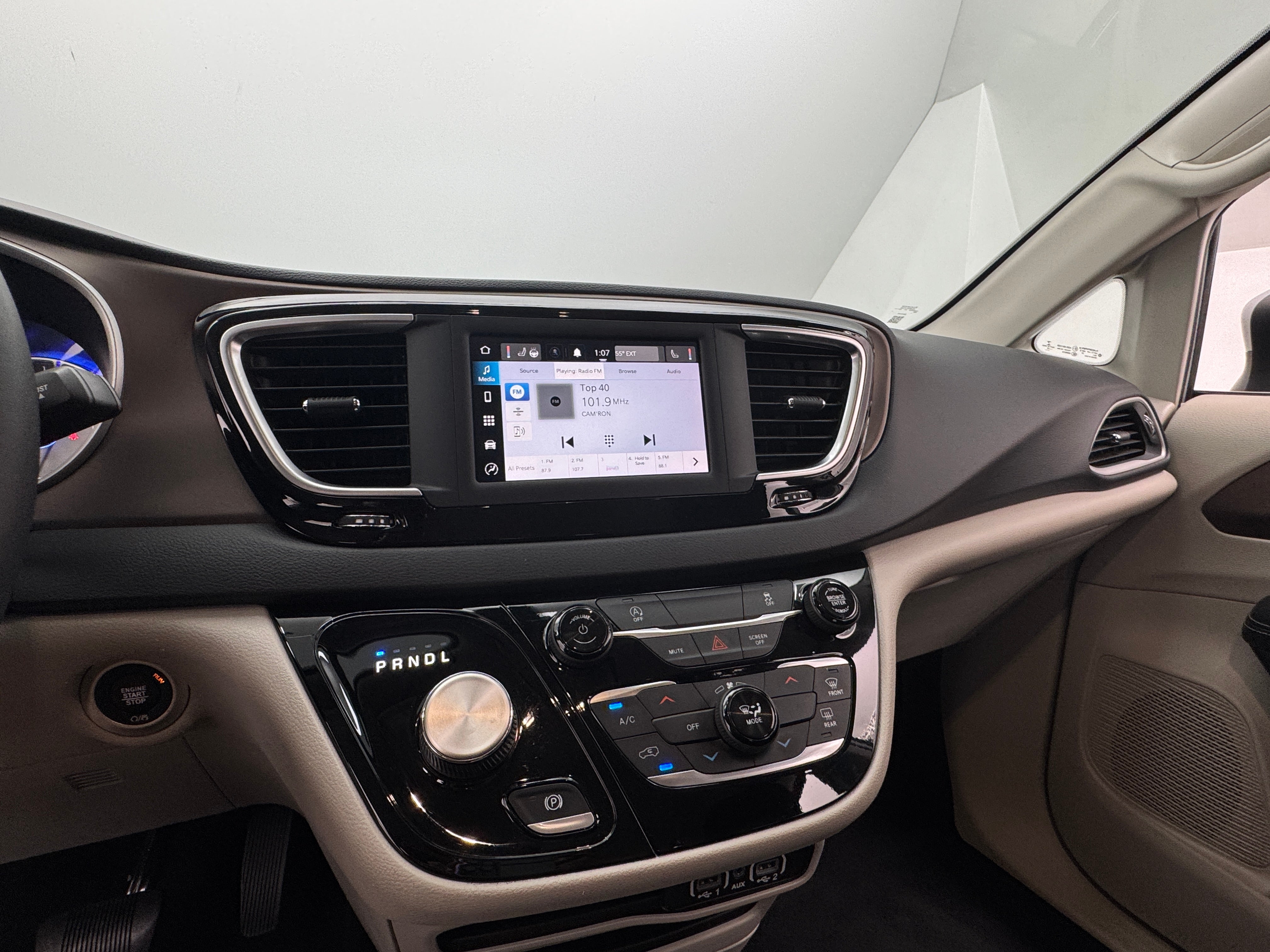 2022 Chrysler Voyager LX 4
