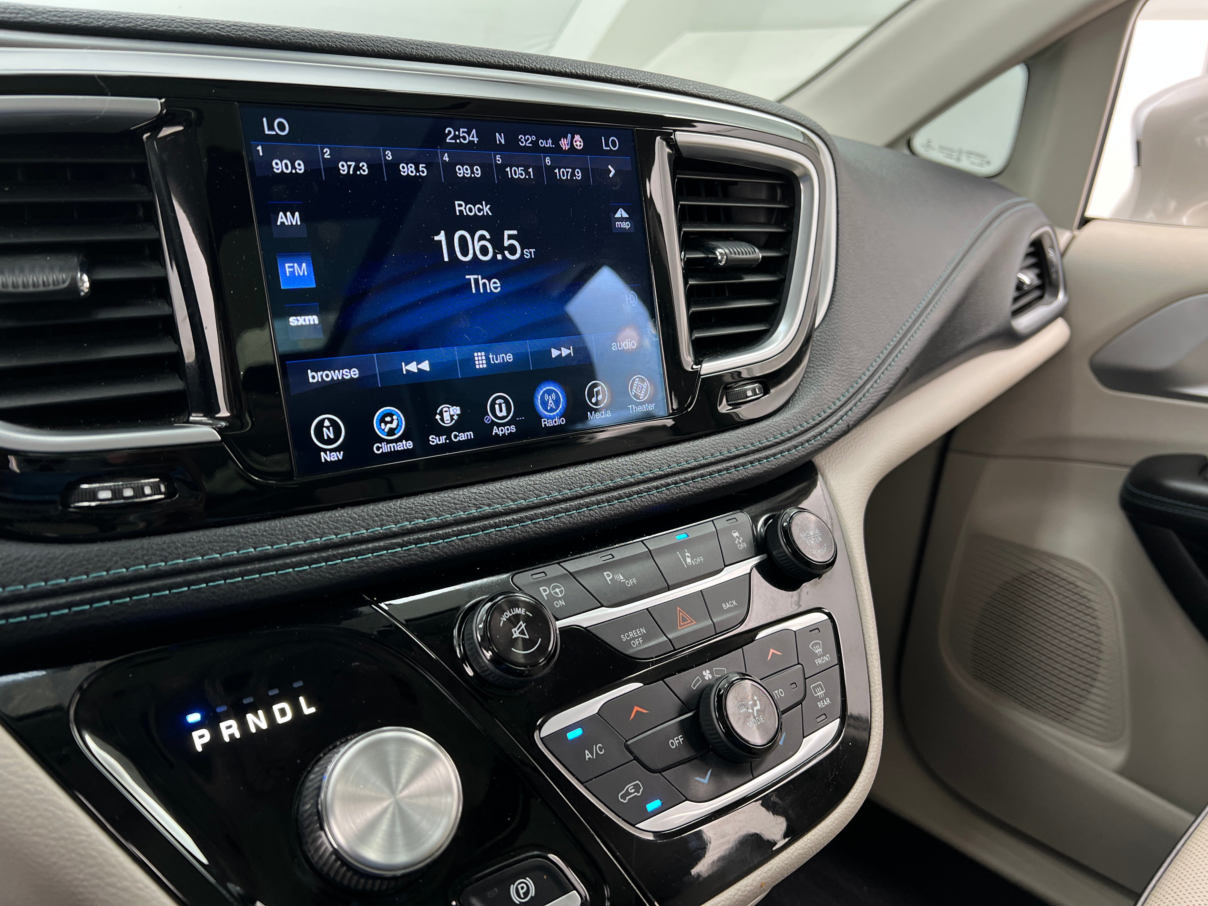 2017 Chrysler Pacifica Hybrid Platinum 3