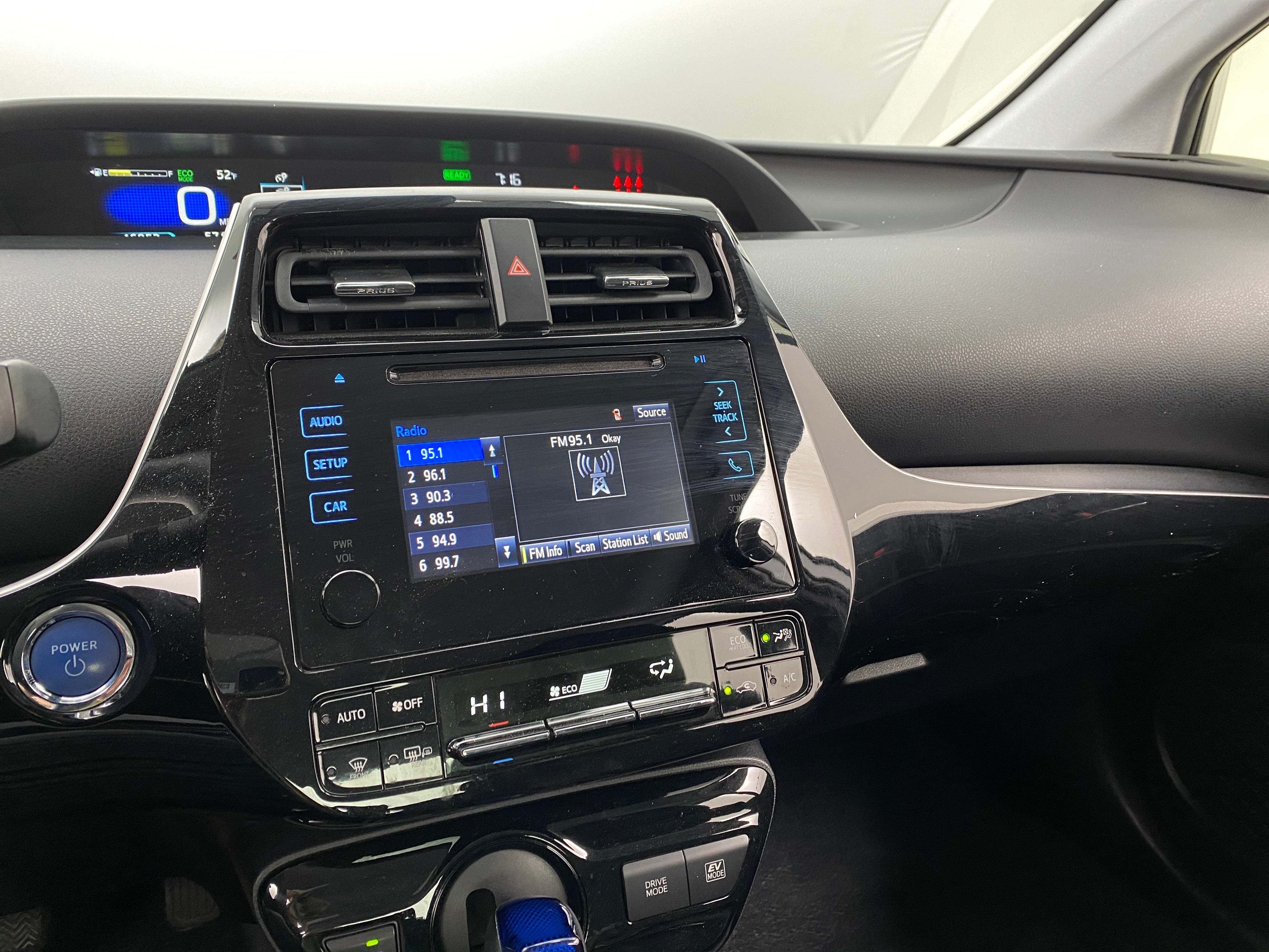 2019 Toyota Prius LE 4