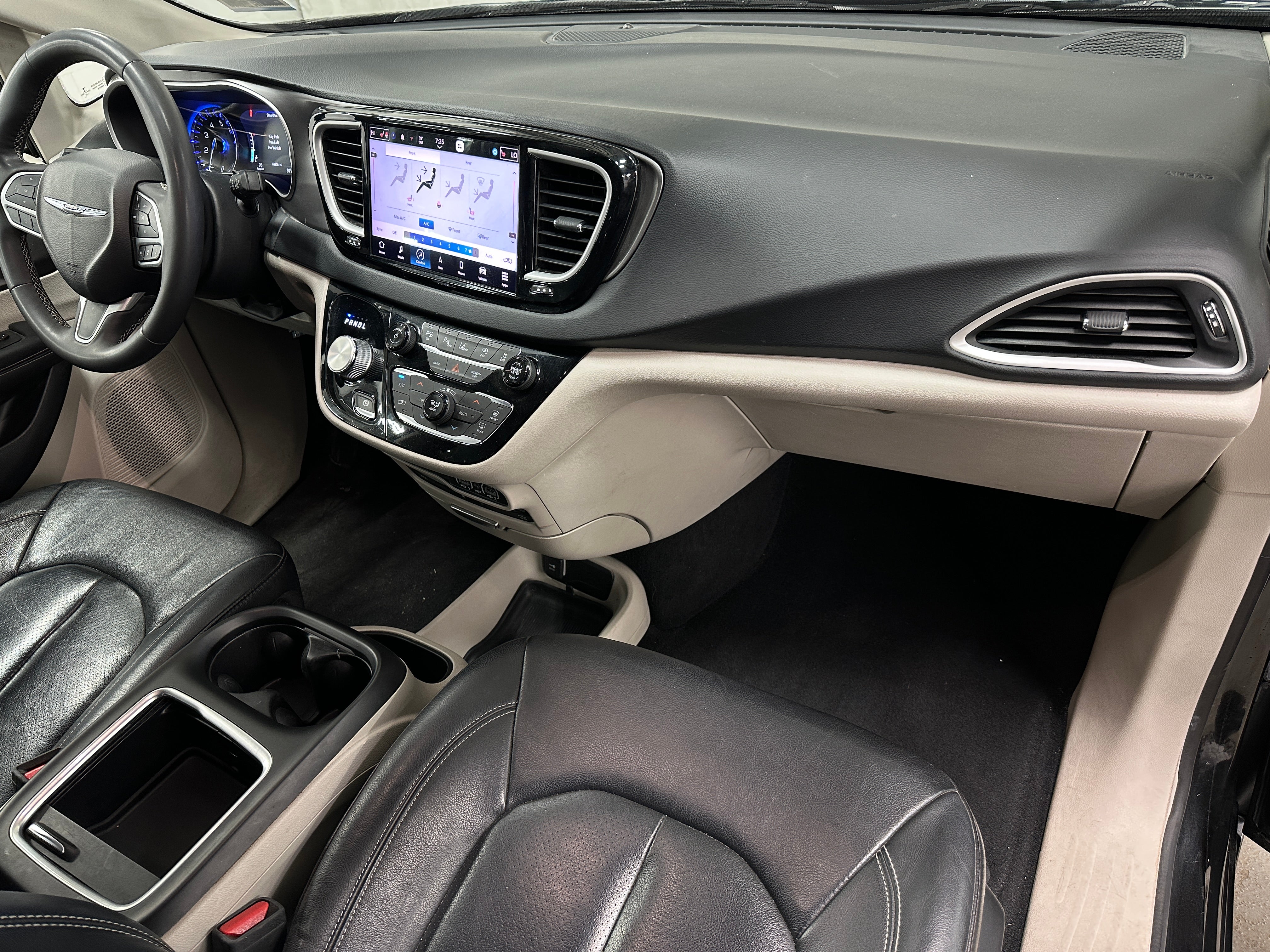 2022 Chrysler Pacifica Touring L 2