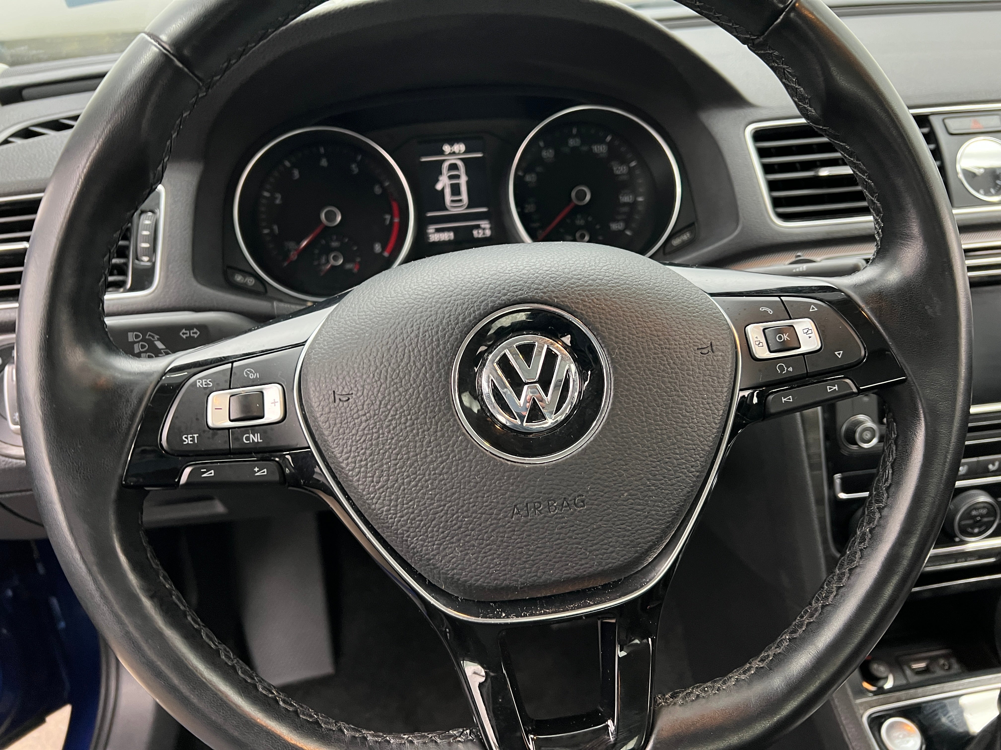 2017 Volkswagen Passat SE 4