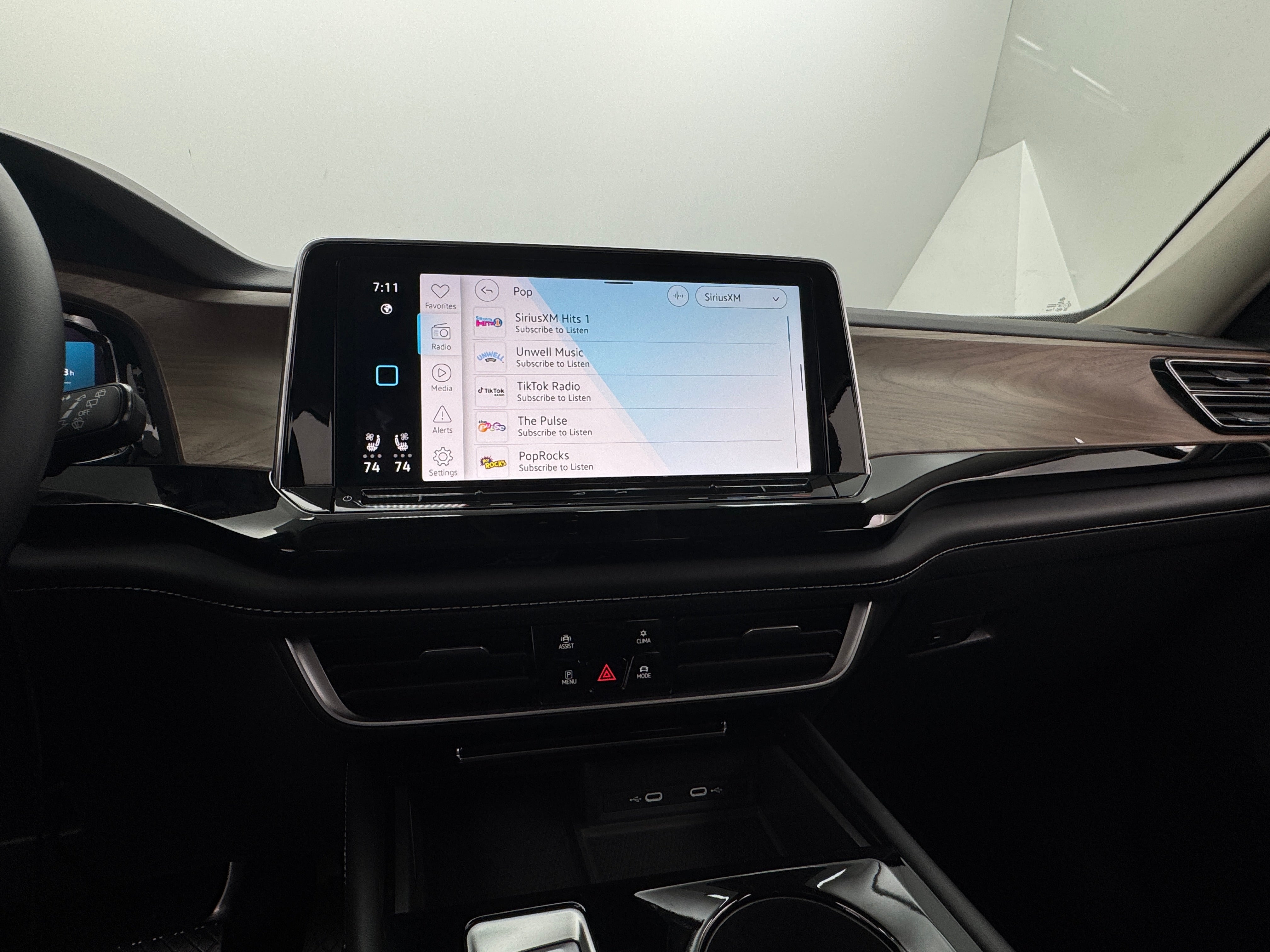 Thumbnail: 2024 Volkswagen Atlas - 3