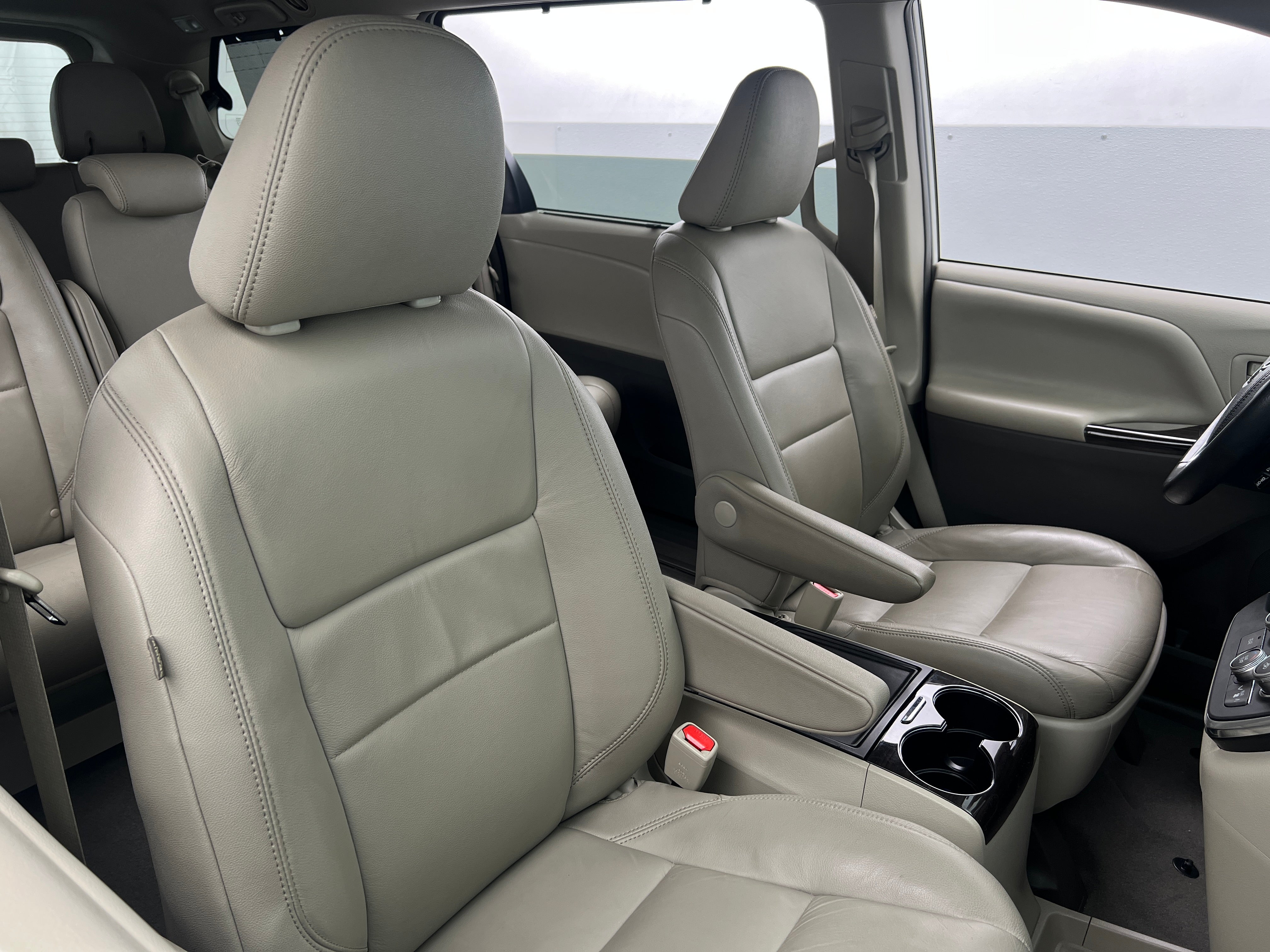 2019 Toyota Sienna XLE 2