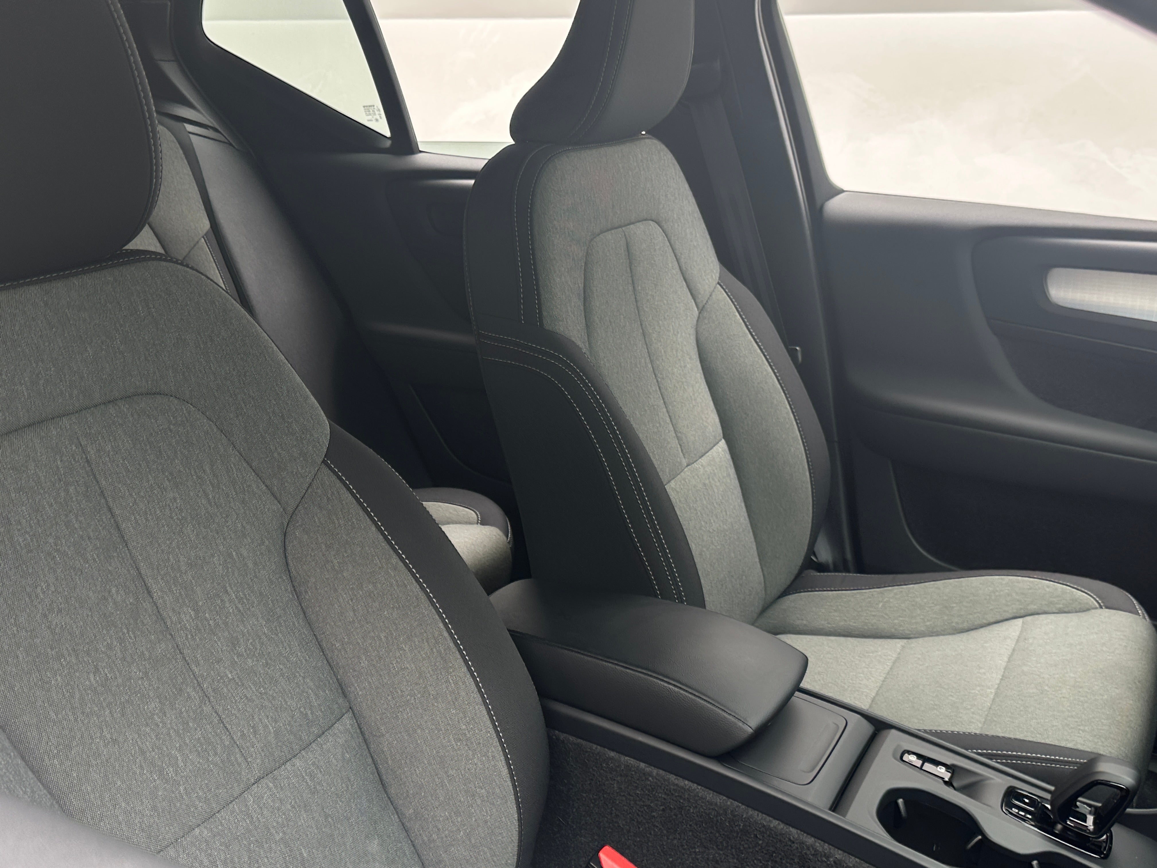2024 Volvo XC40 B5 Core 2
