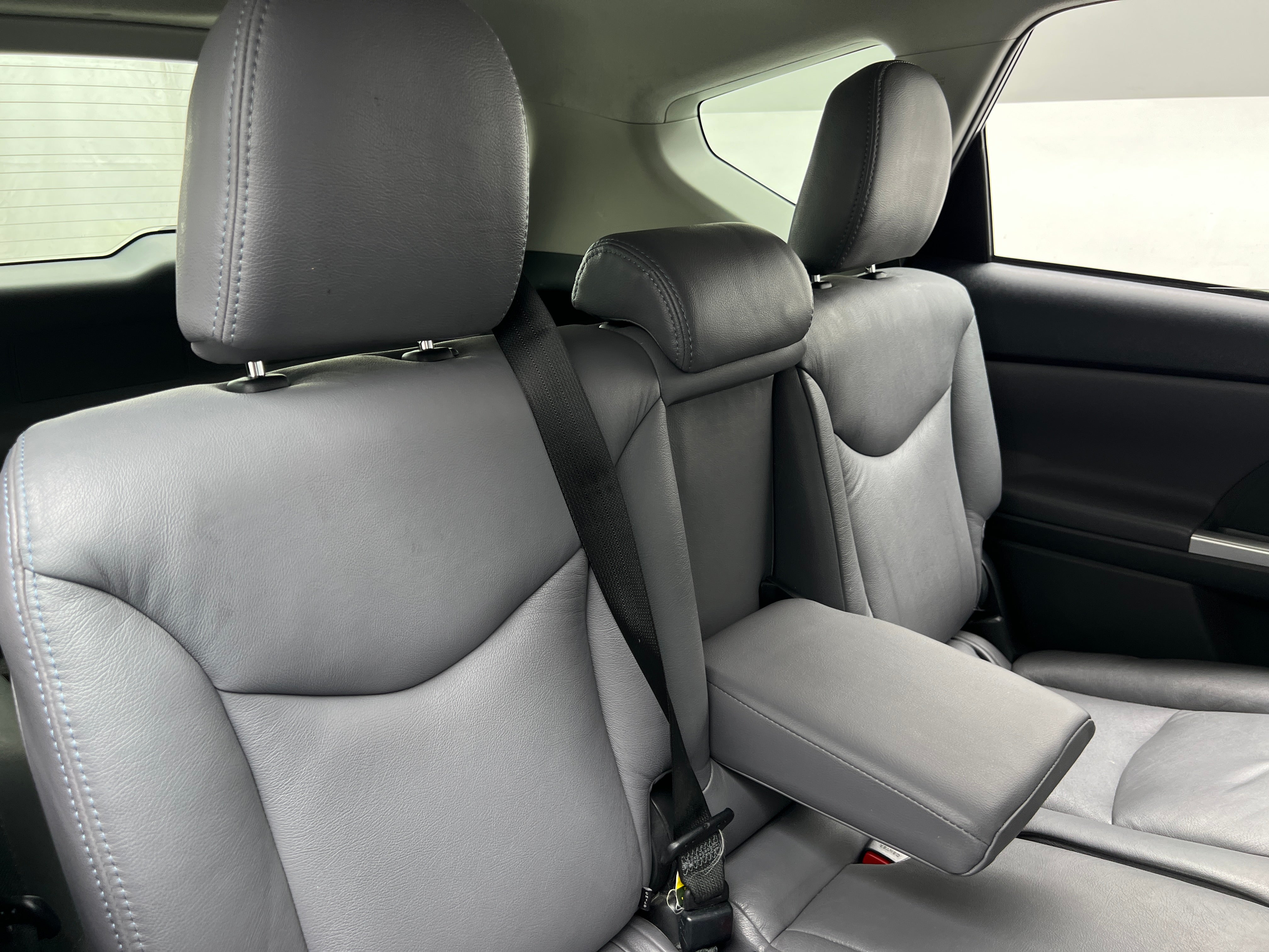 2012 Toyota Prius v Two 6