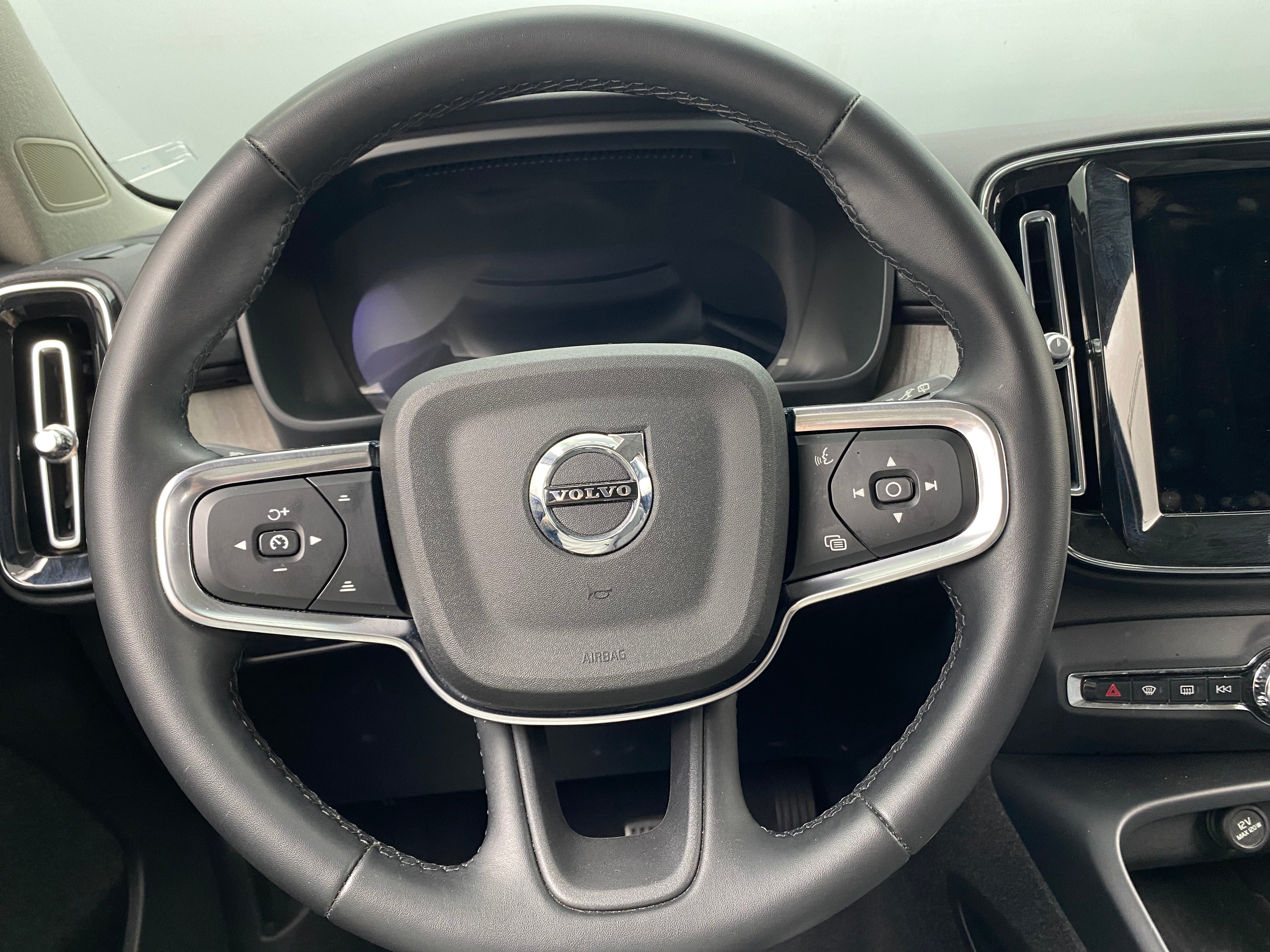 2024 Volvo XC40 B5 Core 4