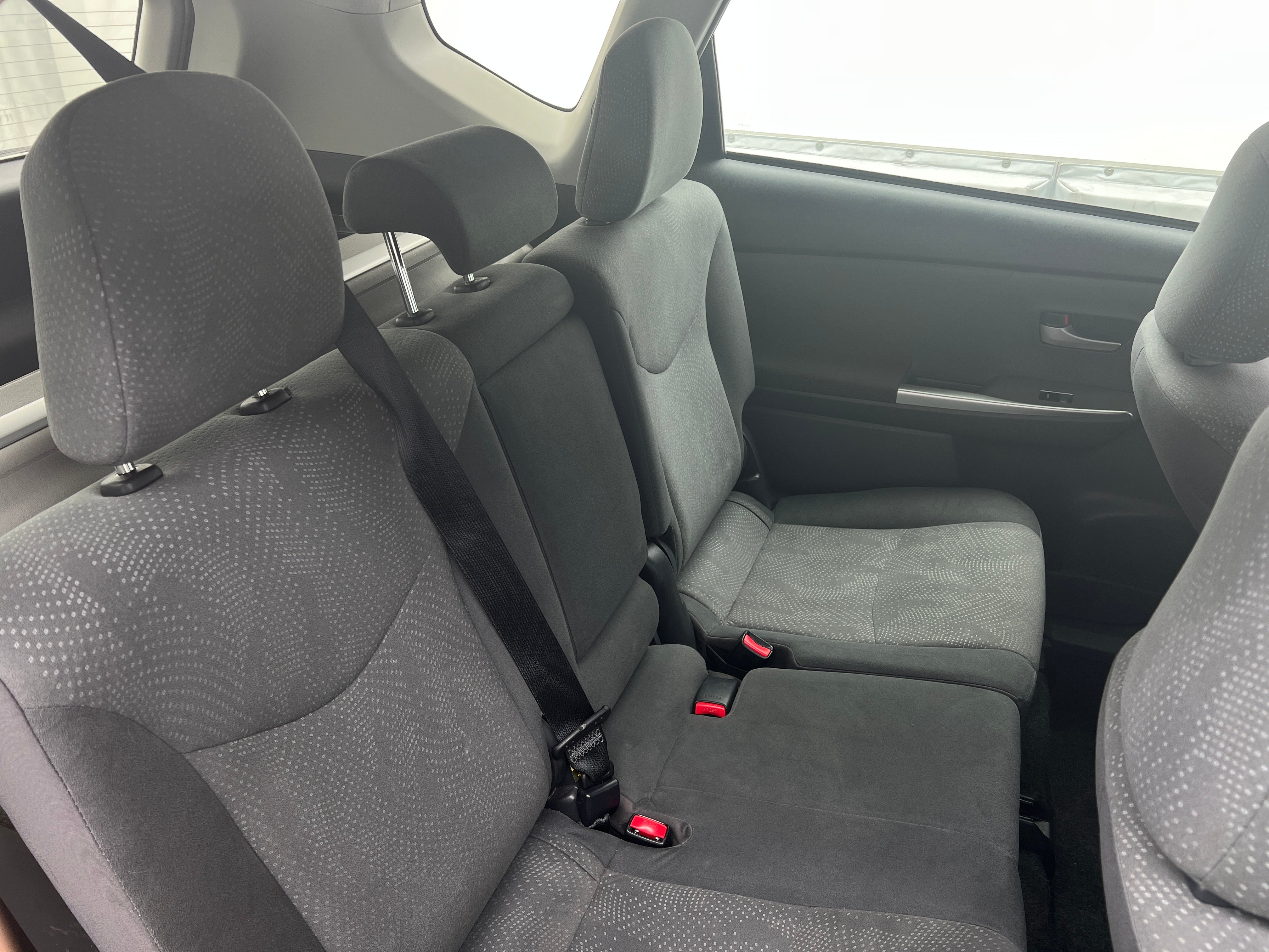 2014 Toyota Prius v Three 6