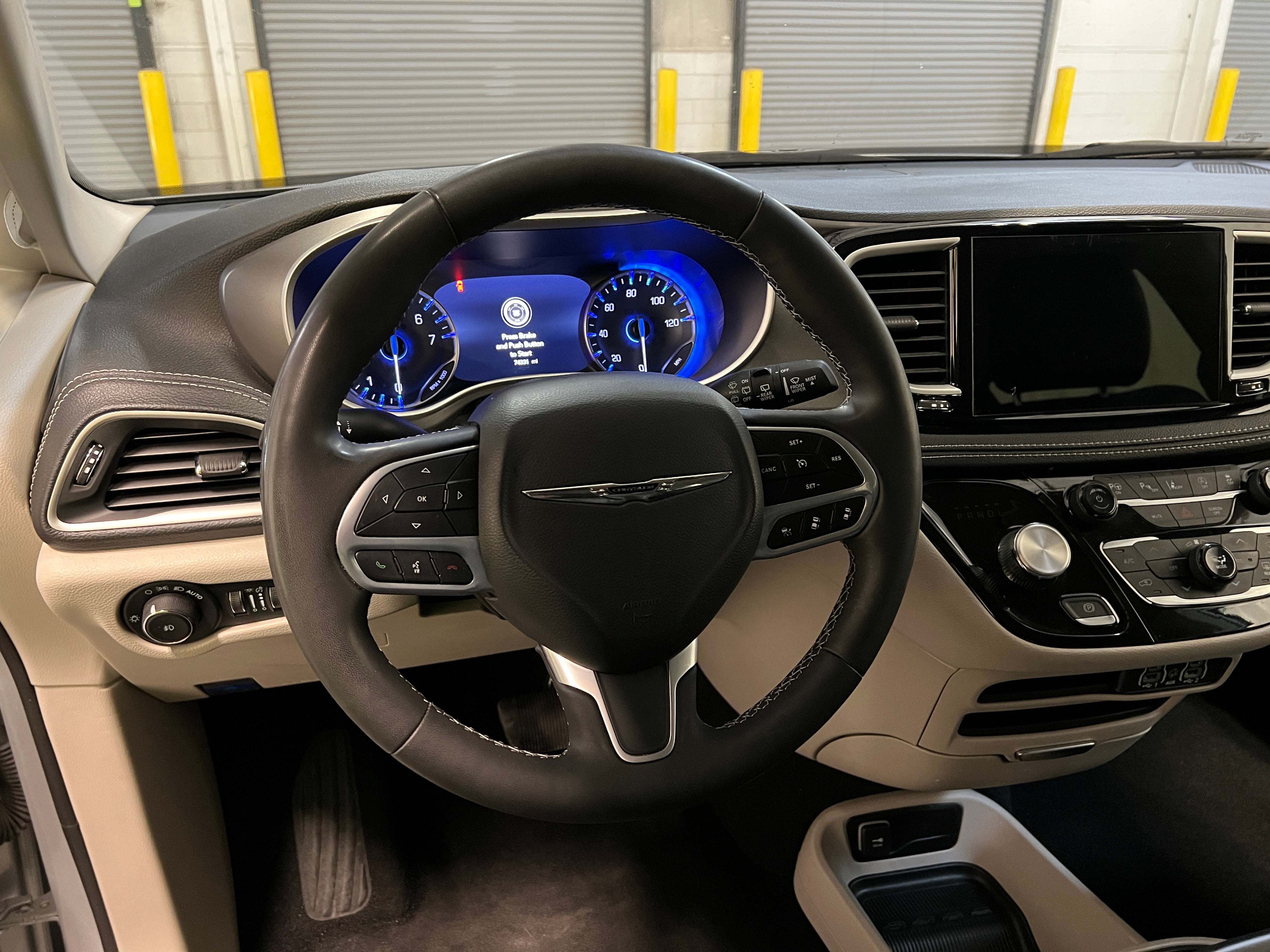 2023 Chrysler Pacifica Touring L 4