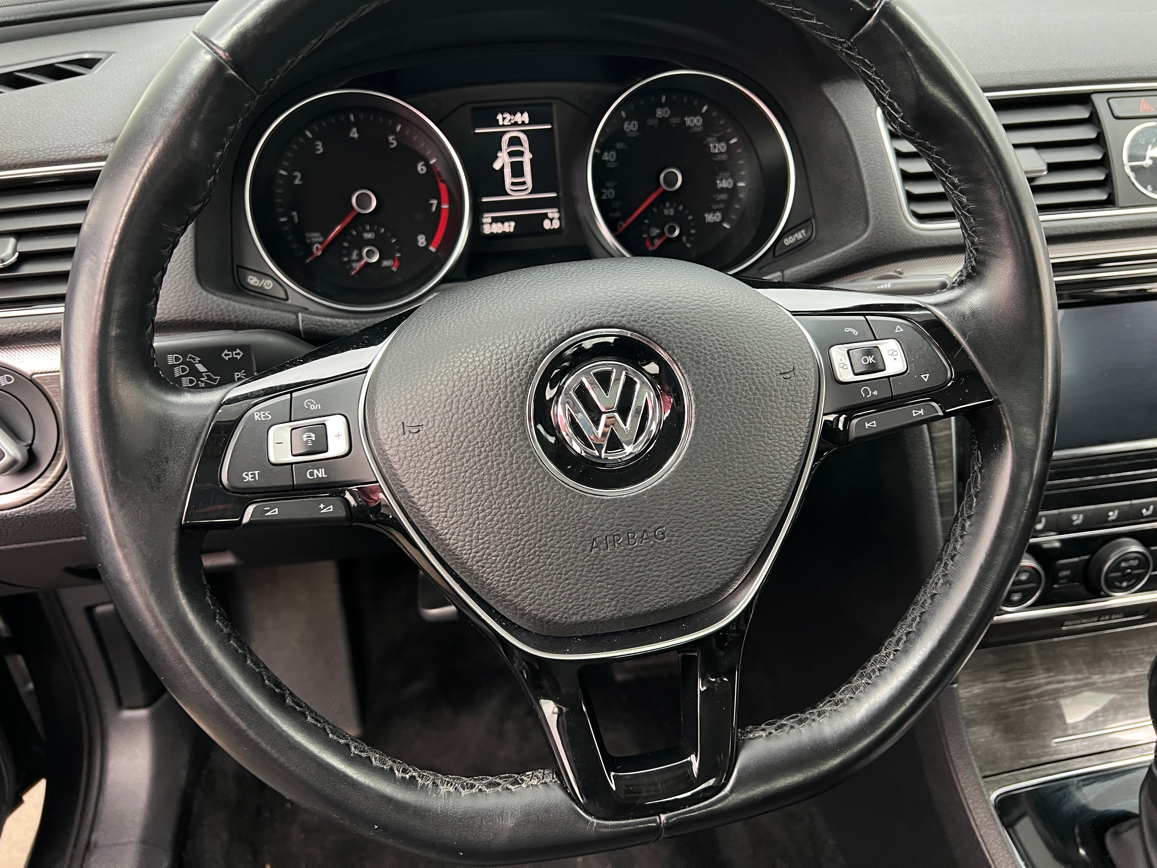 2016 Volkswagen Passat SE 4