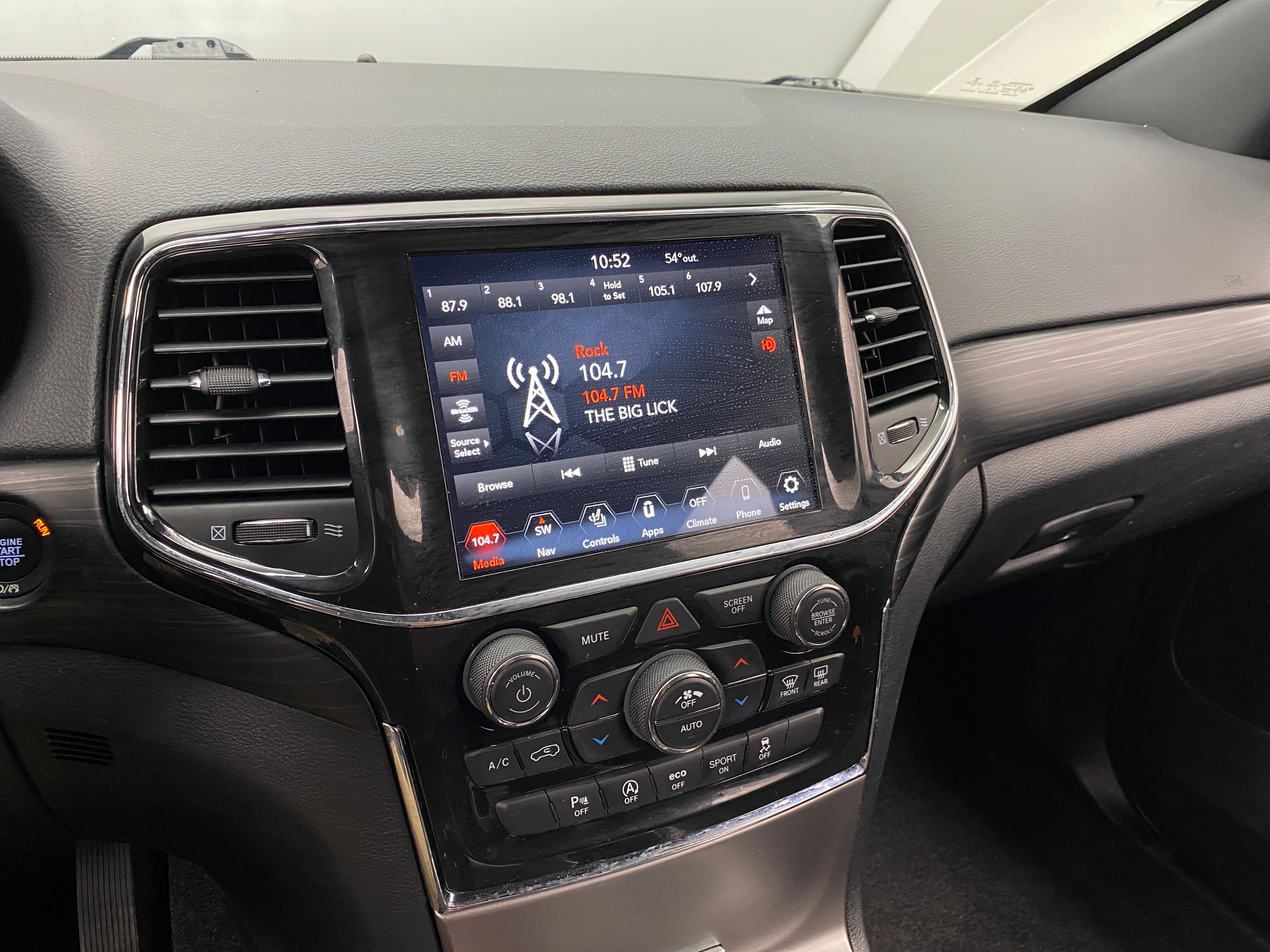 2022 Jeep Grand Cherokee Laredo 3