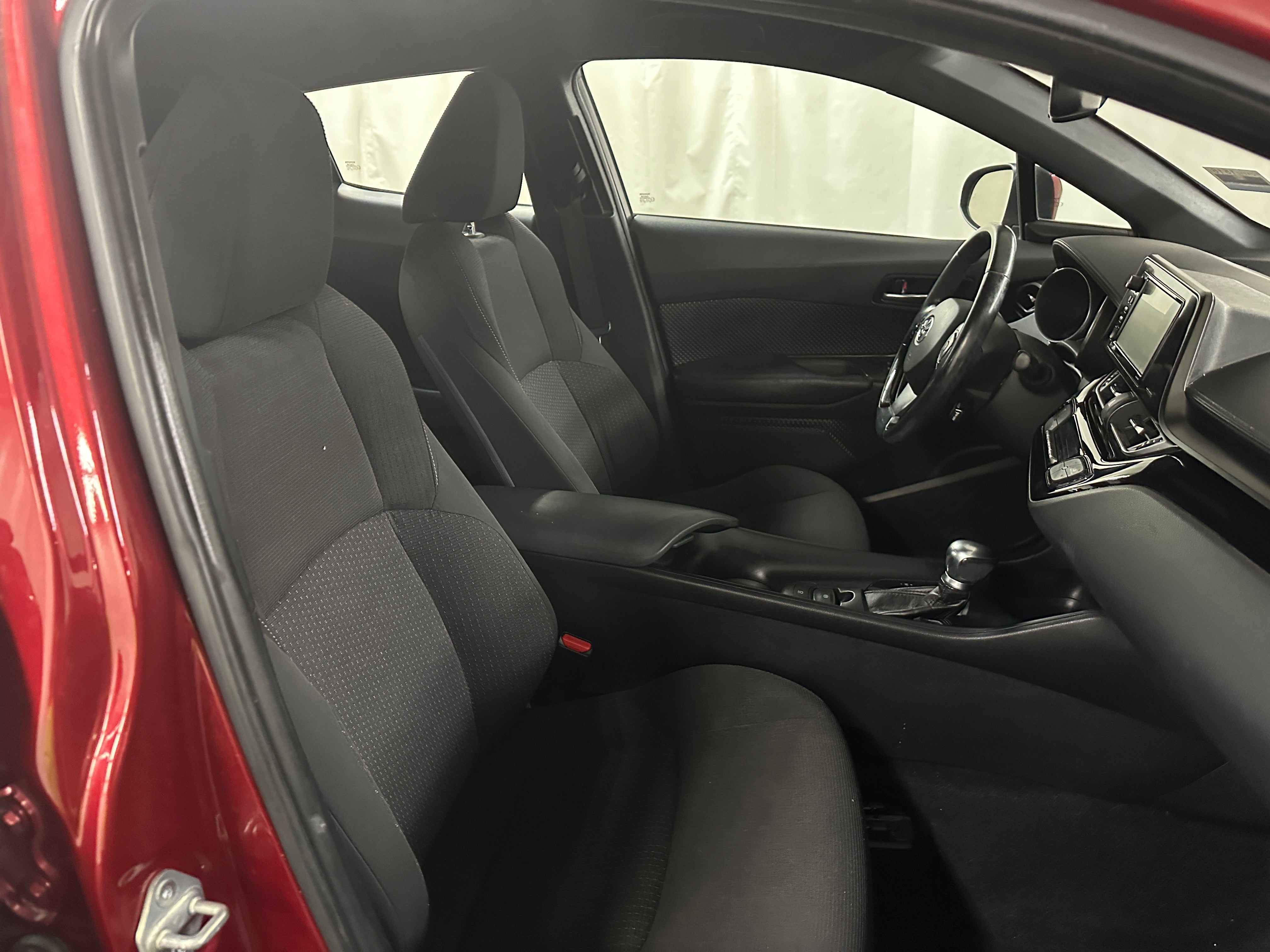 2018 Toyota C-HR XLE 2