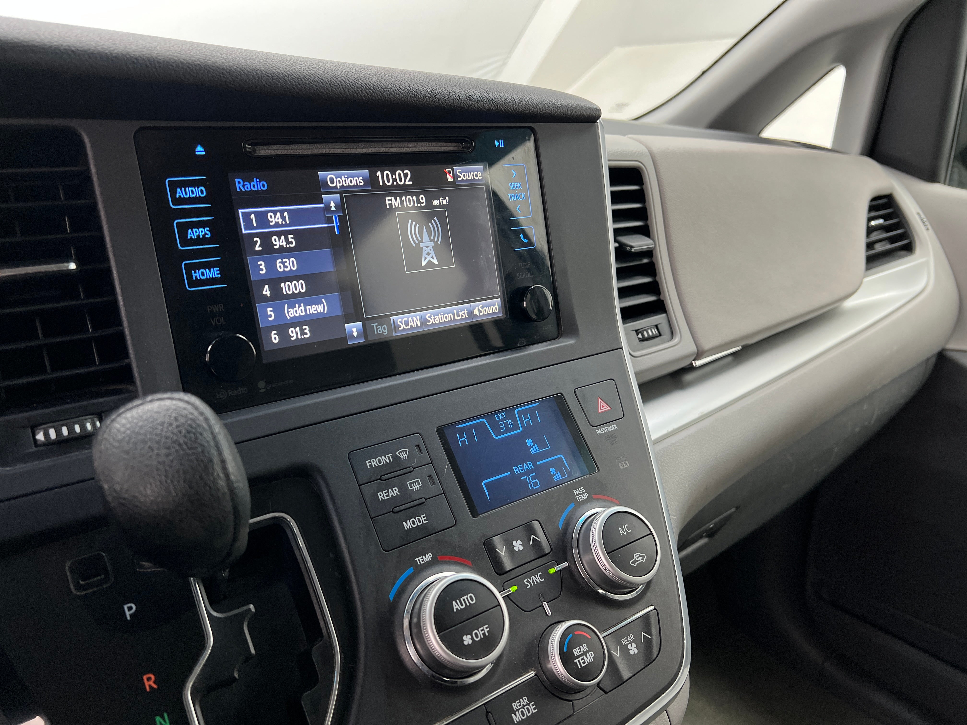 2015 Toyota Sienna LE 4