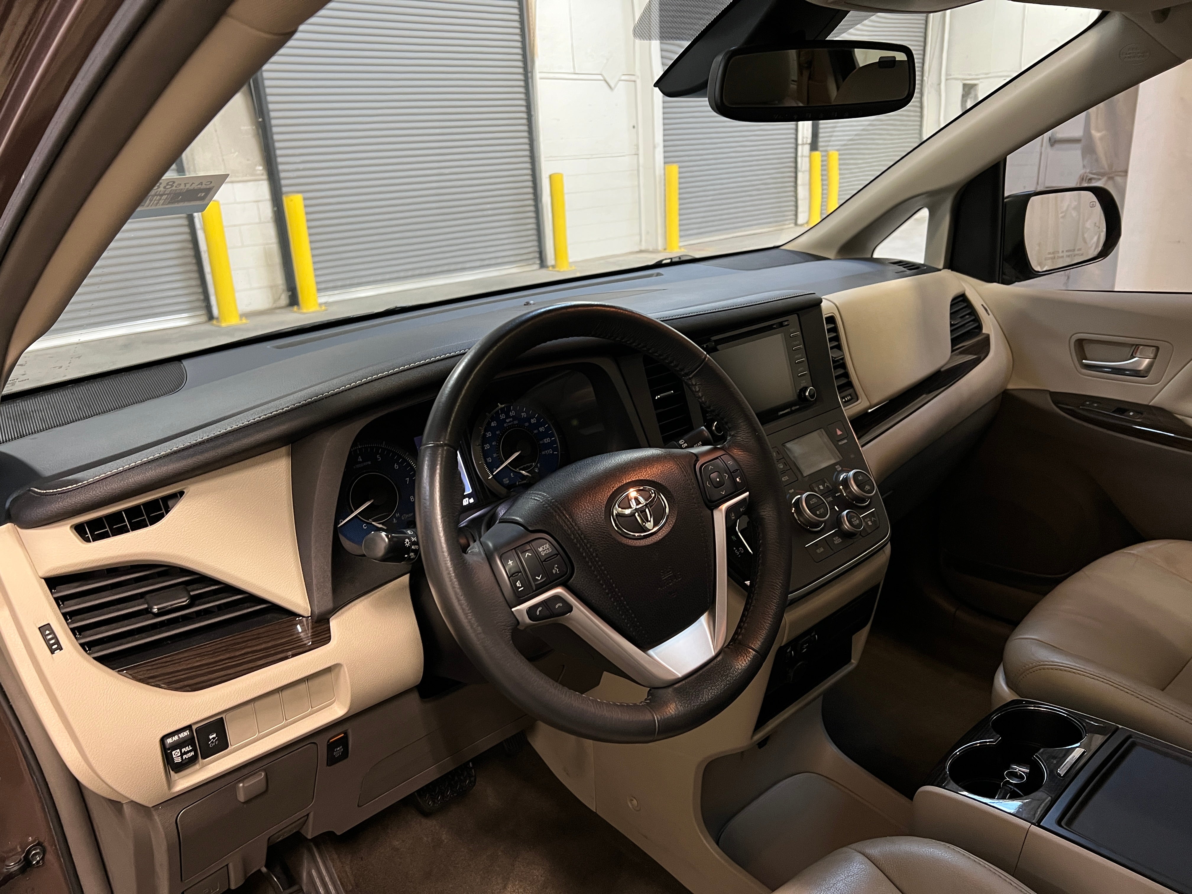 2018 Toyota Sienna XLE 2