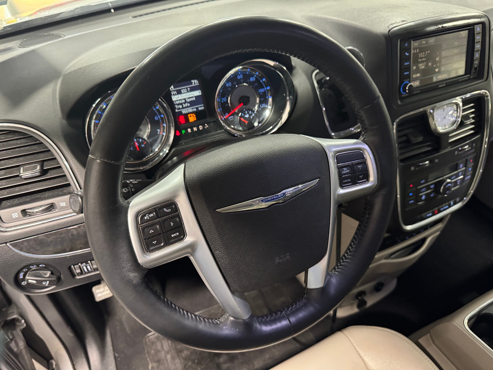 Thumbnail: 2014 Chrysler Town & Country - 4