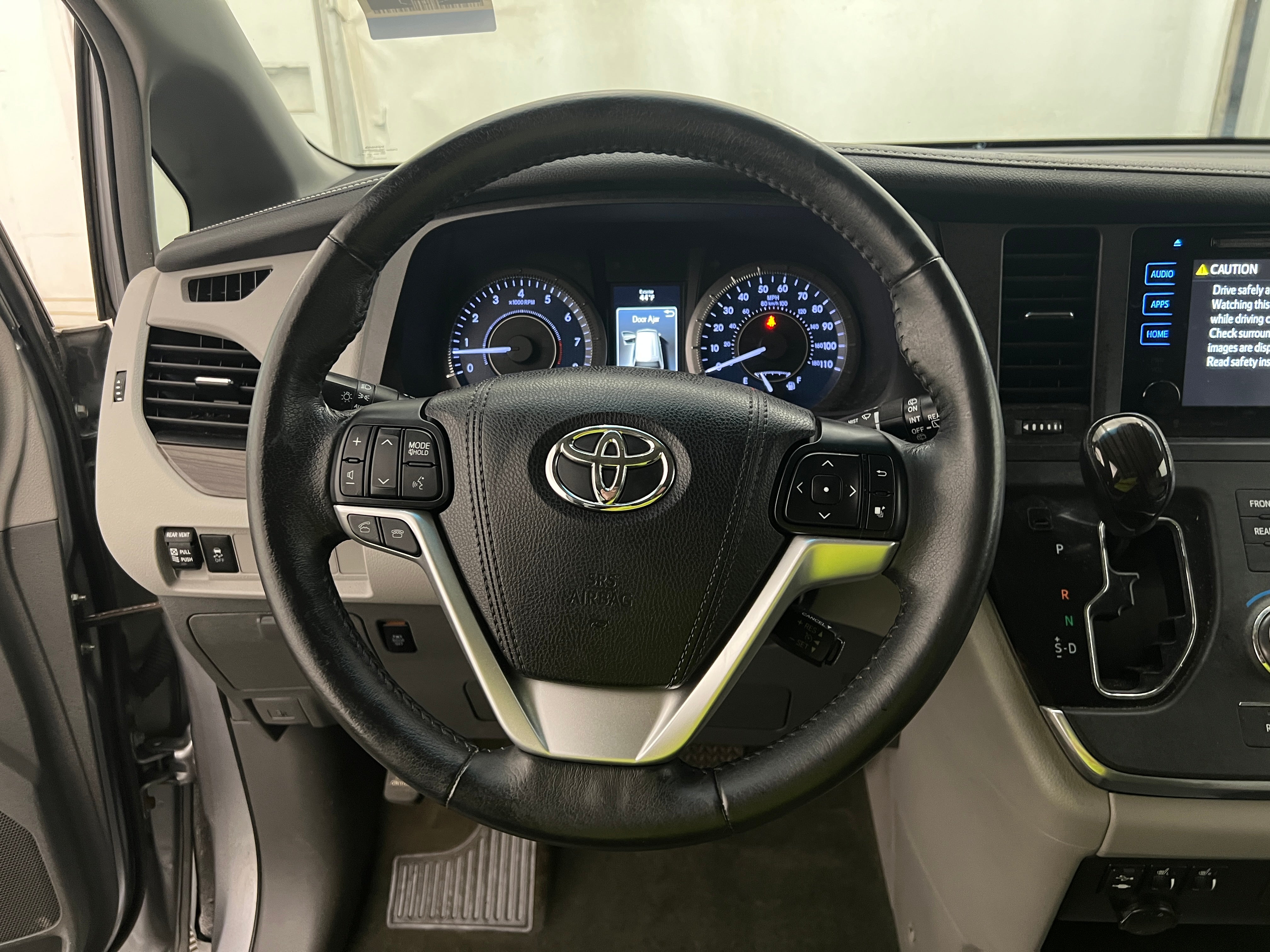 2017 Toyota Sienna XLE 4