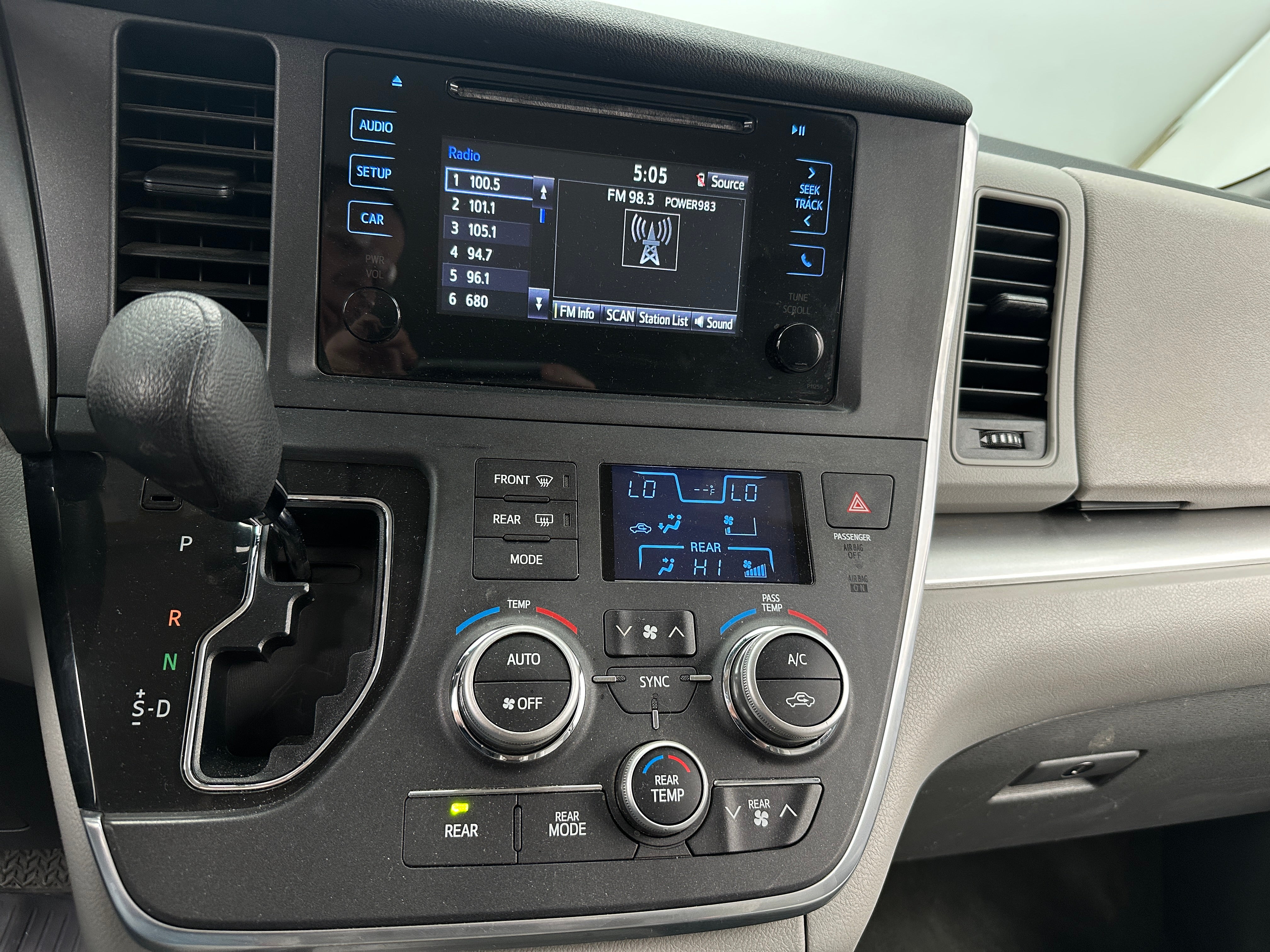 2017 Toyota Sienna L 4