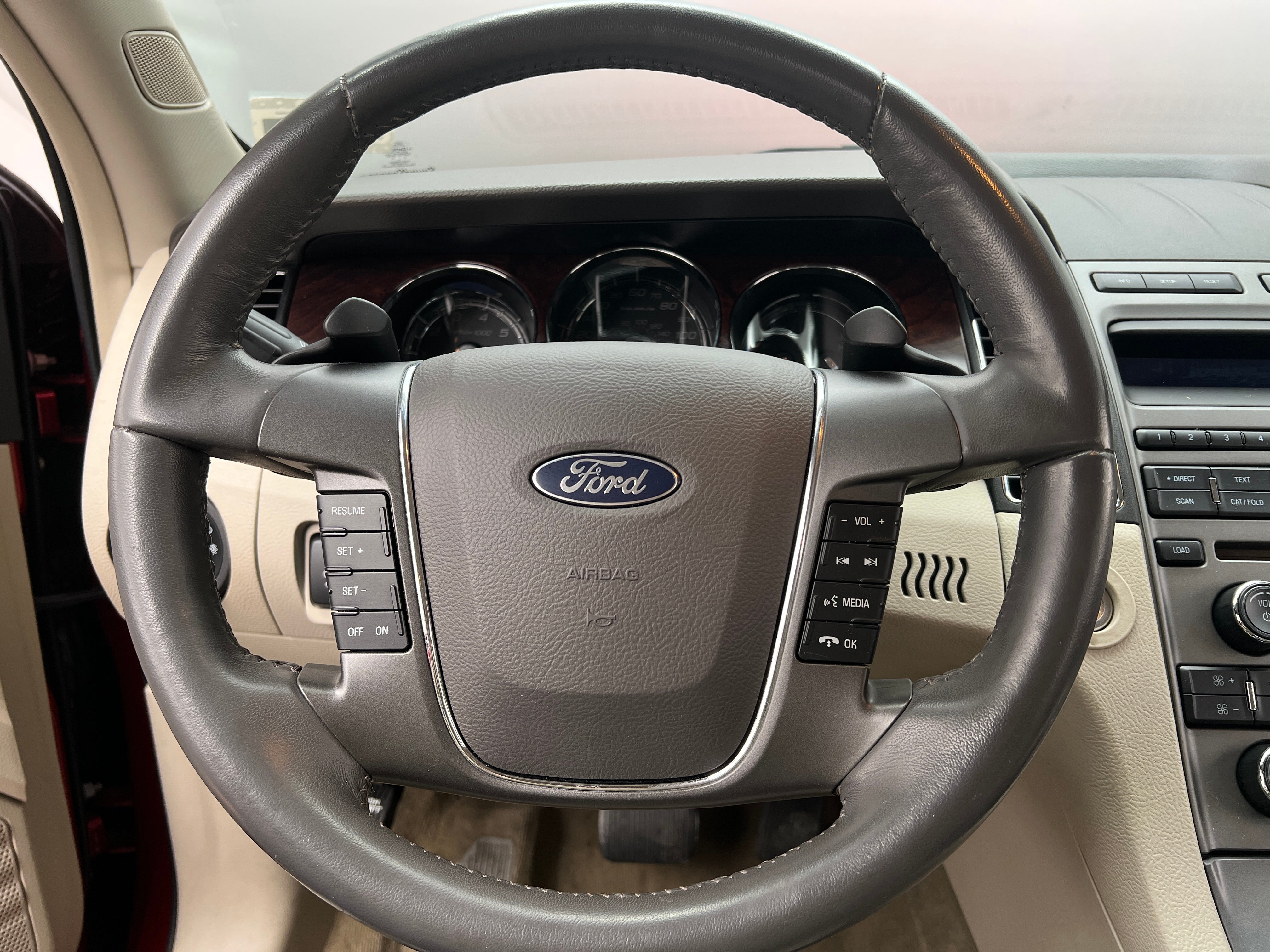 2012 Ford Taurus SEL 4