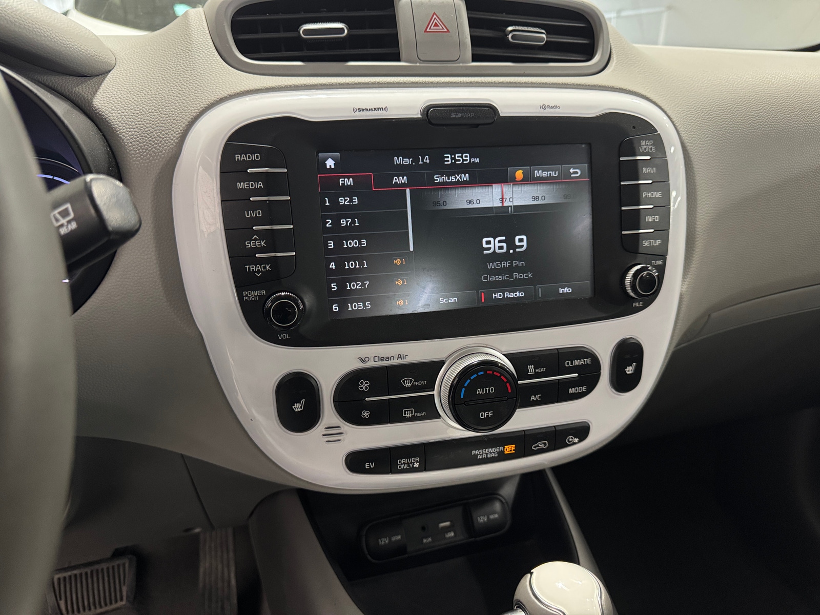 Thumbnail: 2017 Kia Soul EV - 4