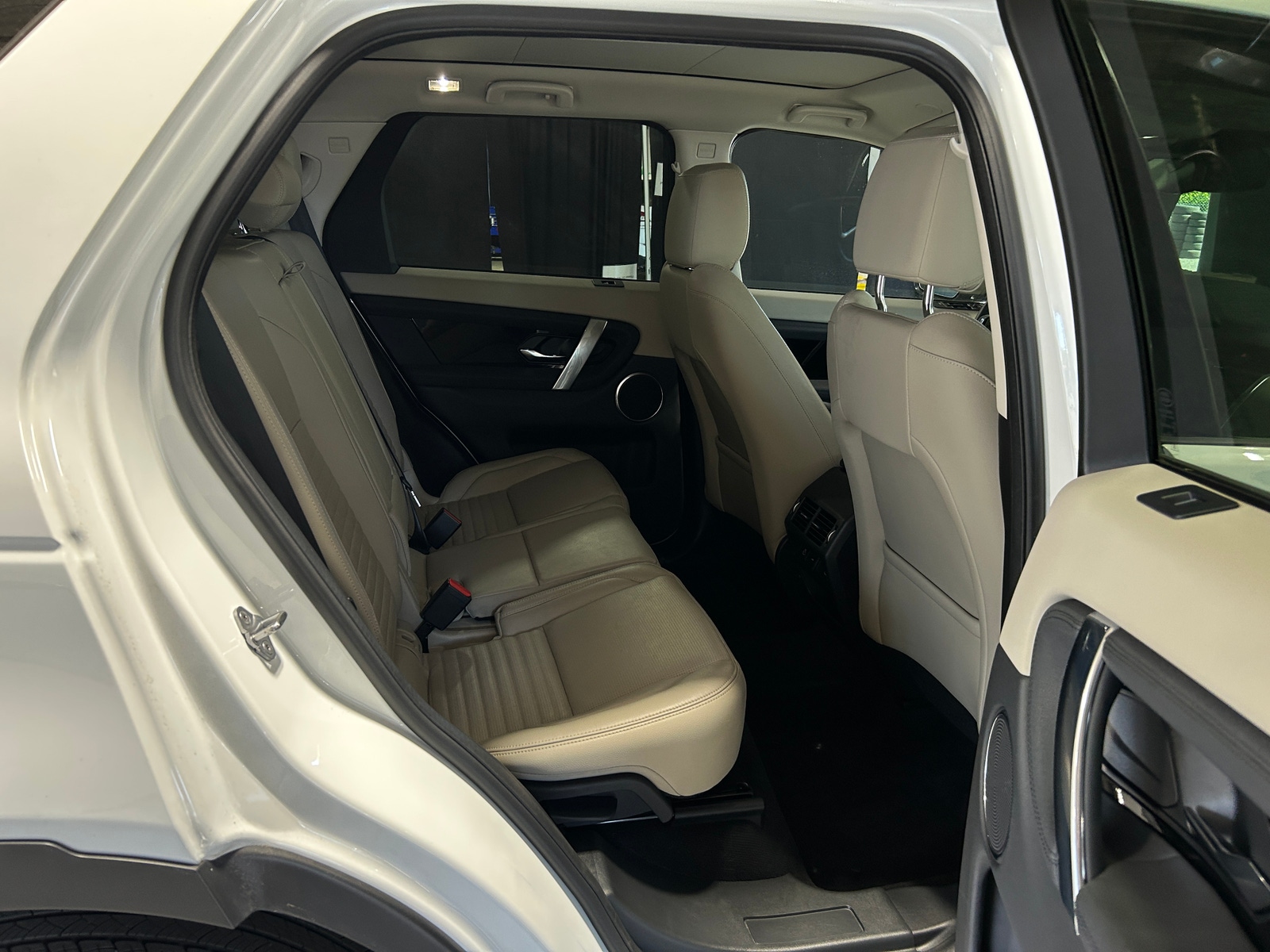 Thumbnail: 2022 Land Rover Discovery Sport - 6