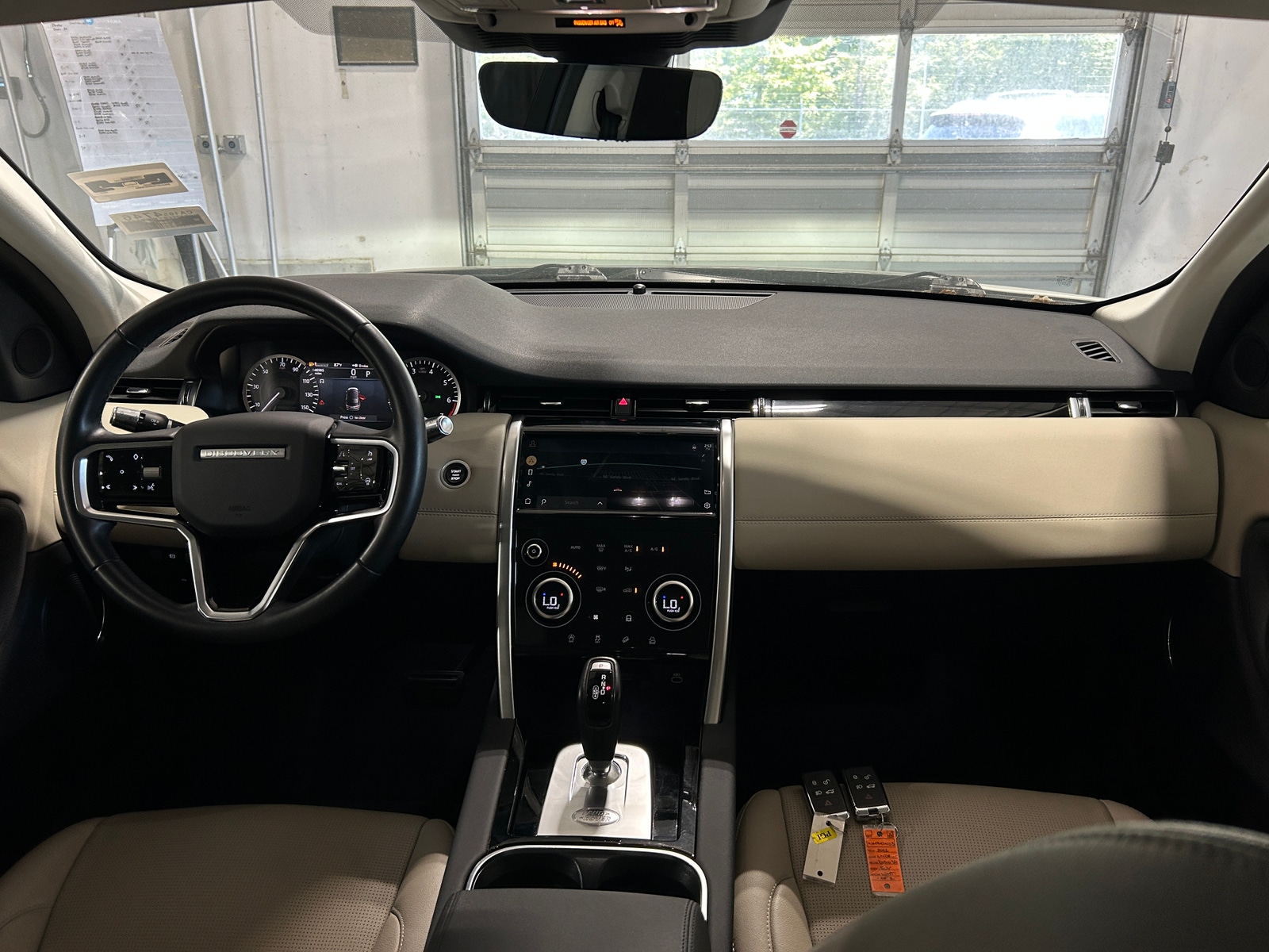 Thumbnail: 2022 Land Rover Discovery Sport - 3