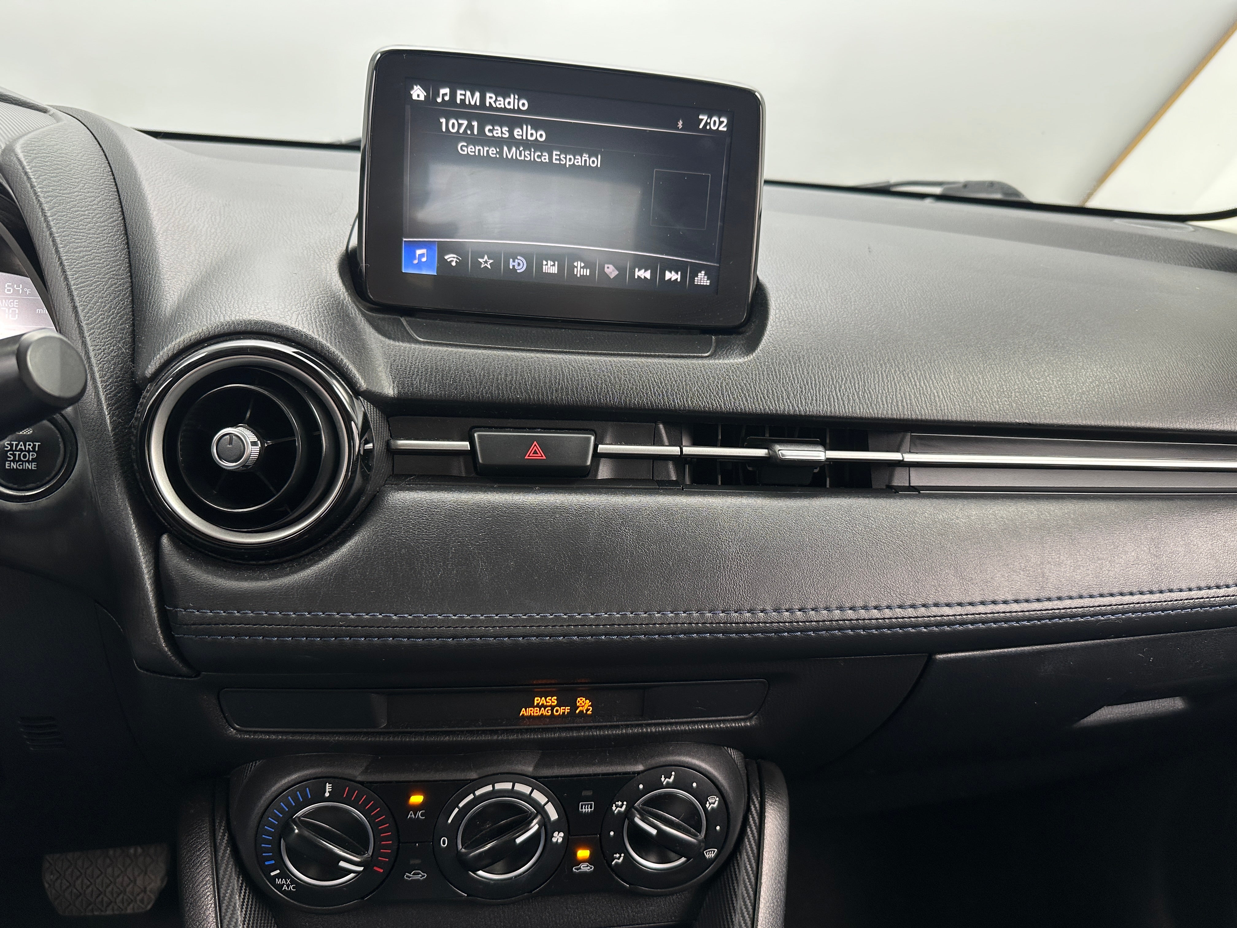 2019 Toyota Yaris LE 4
