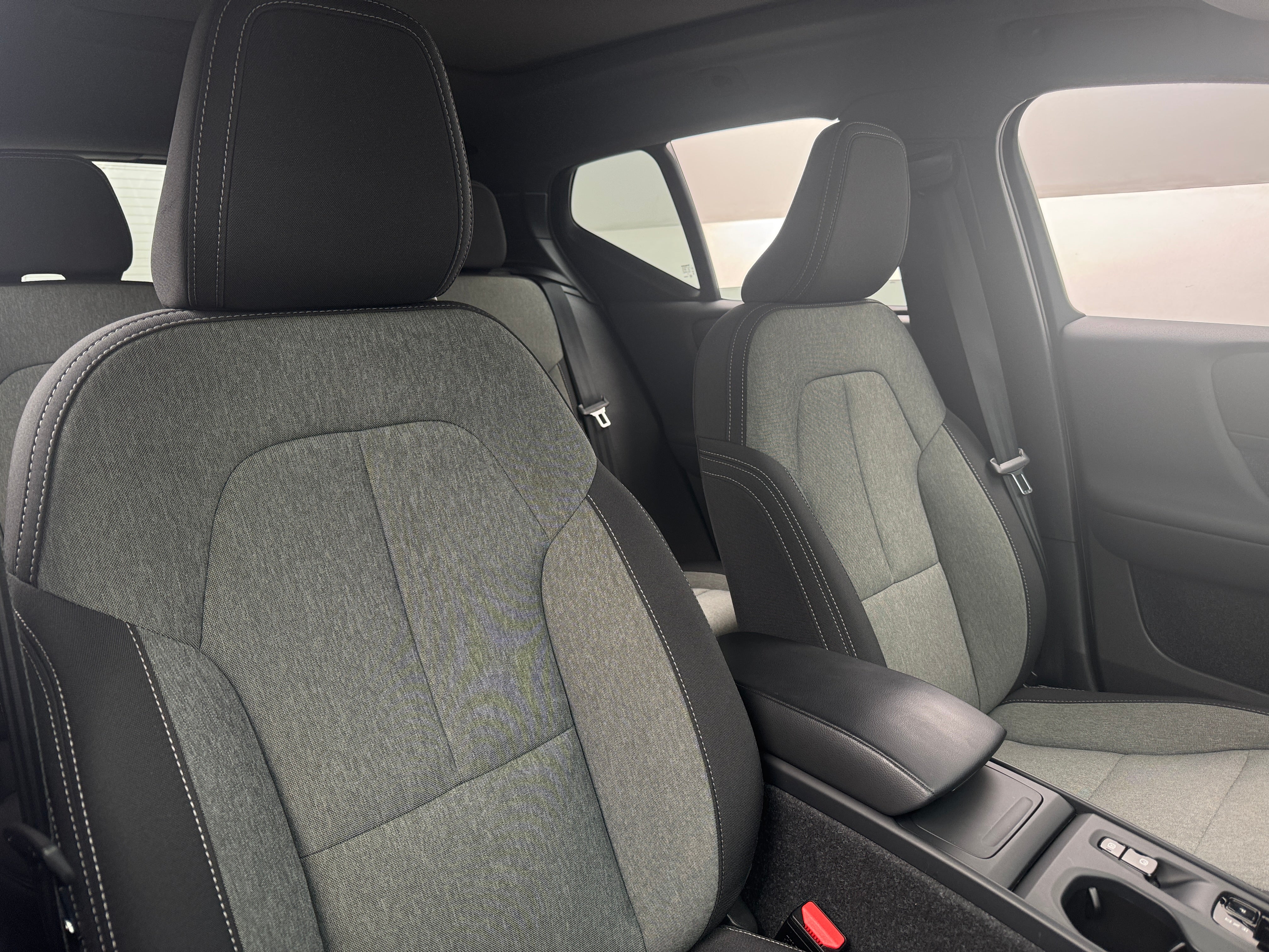 2025 Volvo XC40 B5 Core 2