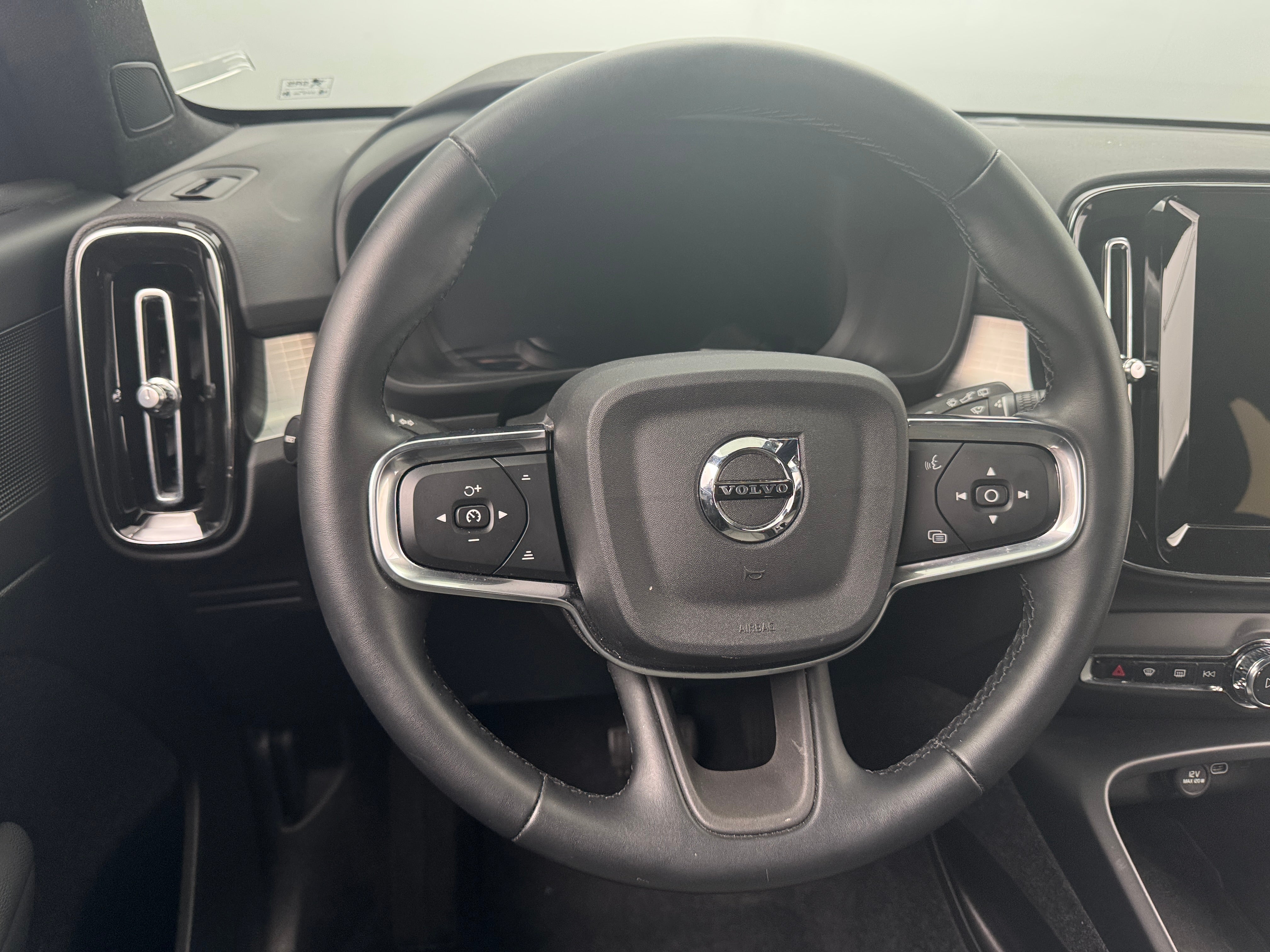 2025 Volvo XC40 B5 Core 5