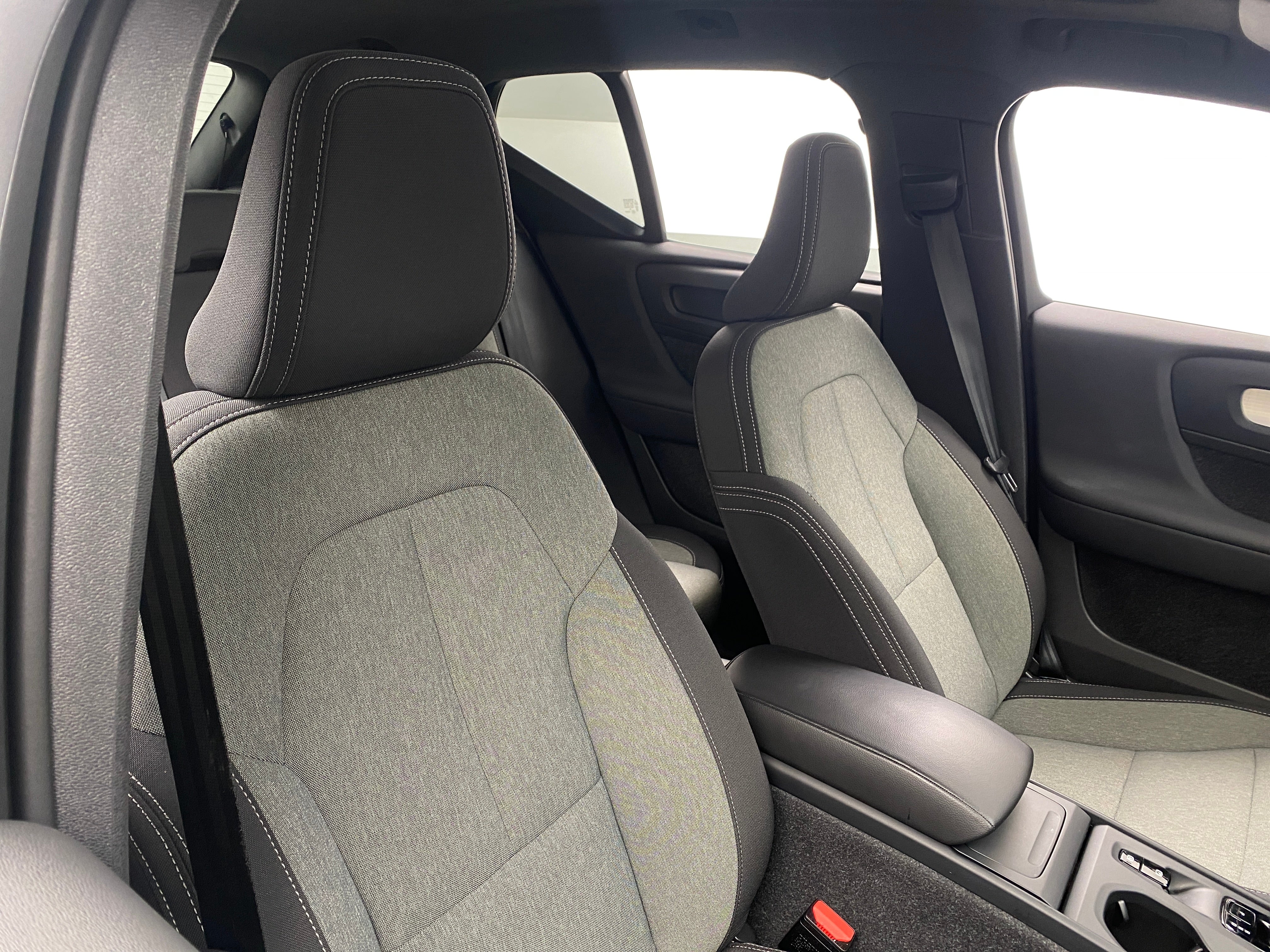 2025 Volvo XC40 B5 Core 2