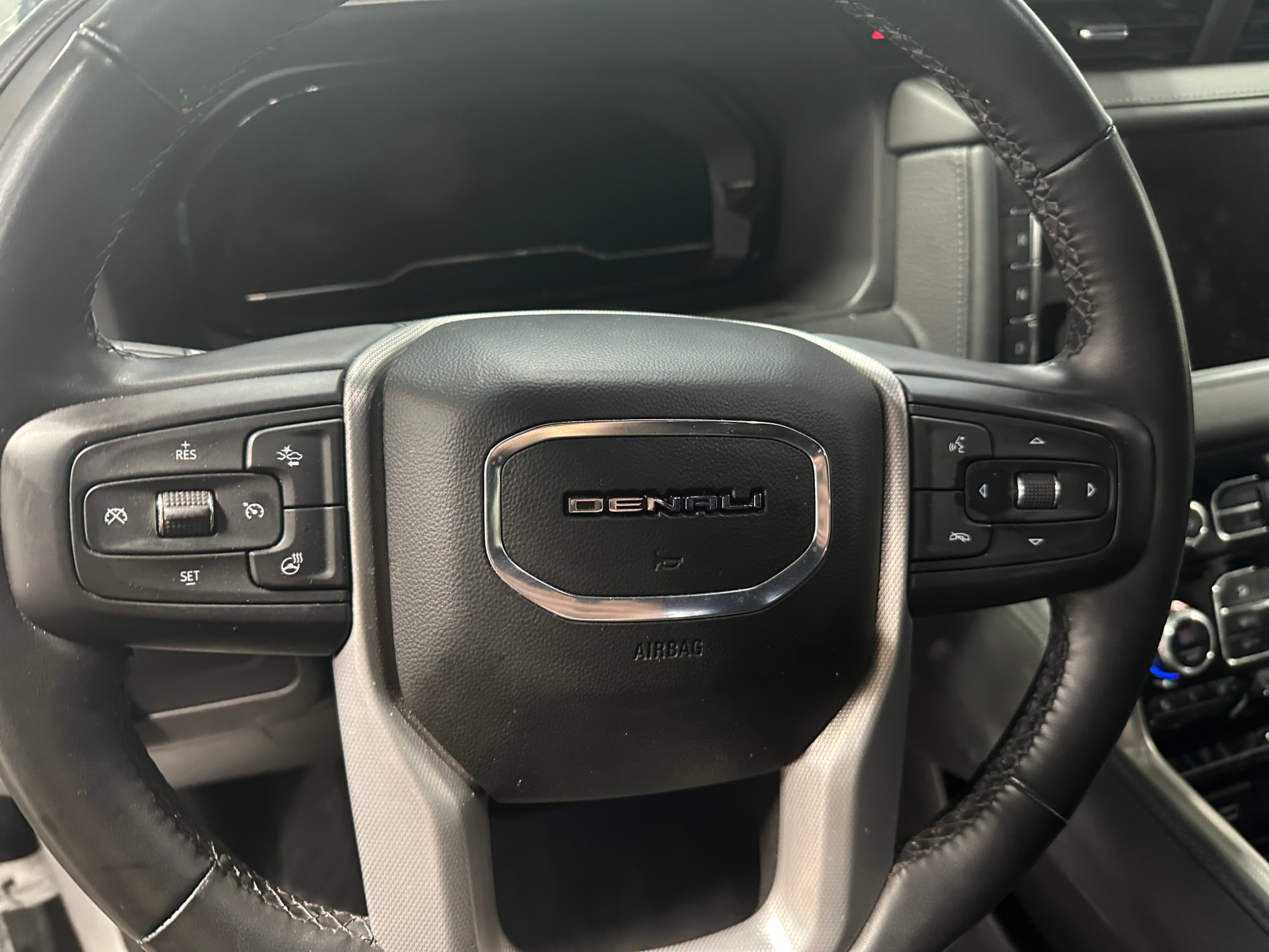 2023 GMC Yukon XL Denali 4