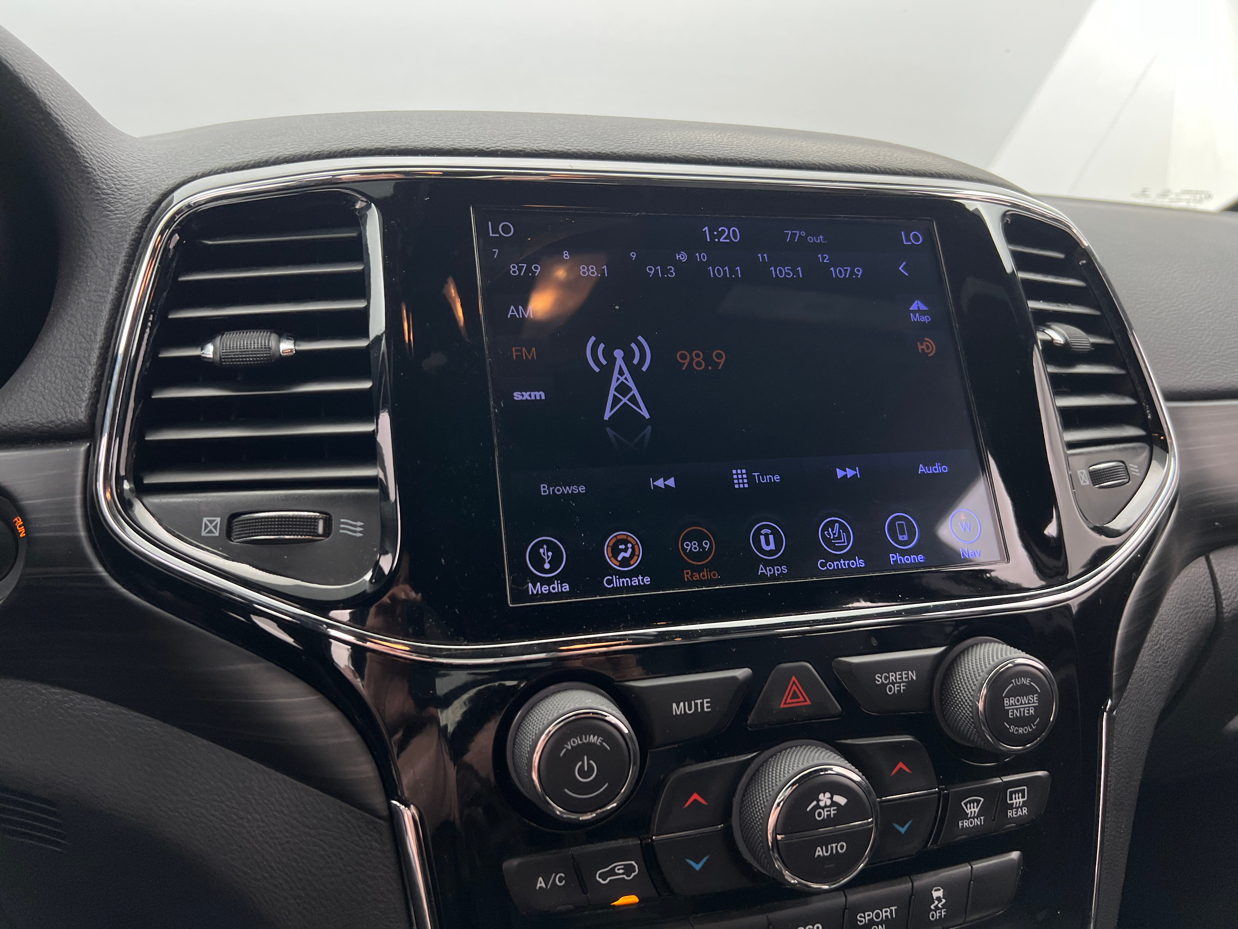 2019 Jeep Grand Cherokee Altitude 3